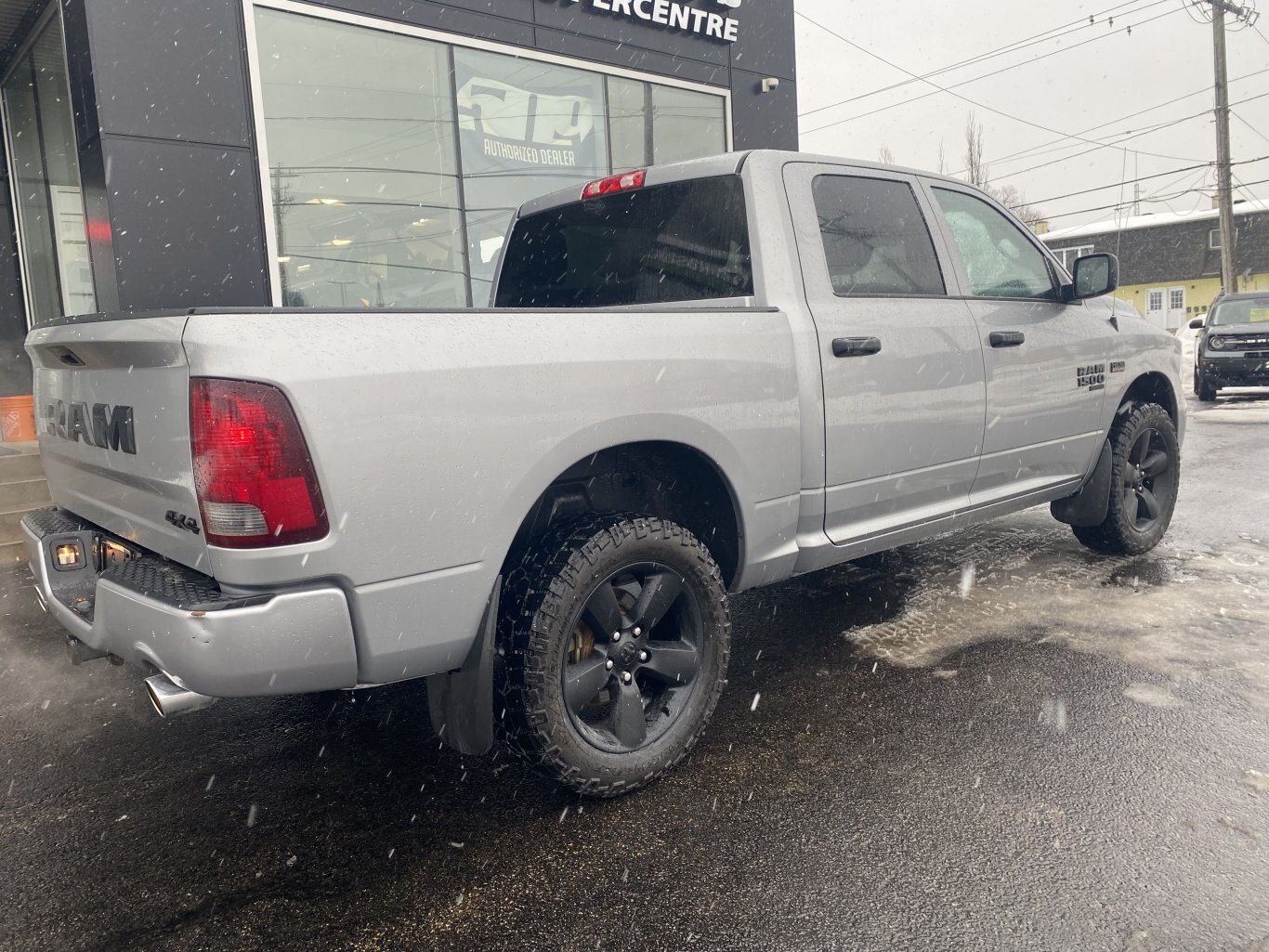 2021 DODGE RAM 1500 CLASSIC TRADESMAN 4X4 CREW CAB WITH HEATED SEATS, HEATED STEERING WHEEL AND REAR VIEW CAMERA!!