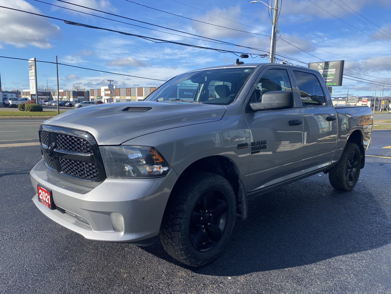 2021 DODGE RAM 1500 CLASSIC TRADESMAN 4X4 CREW CAB WITH HEATED SEATS, HEATED STEERING WHEEL AND REAR VIEW CAMERA!!