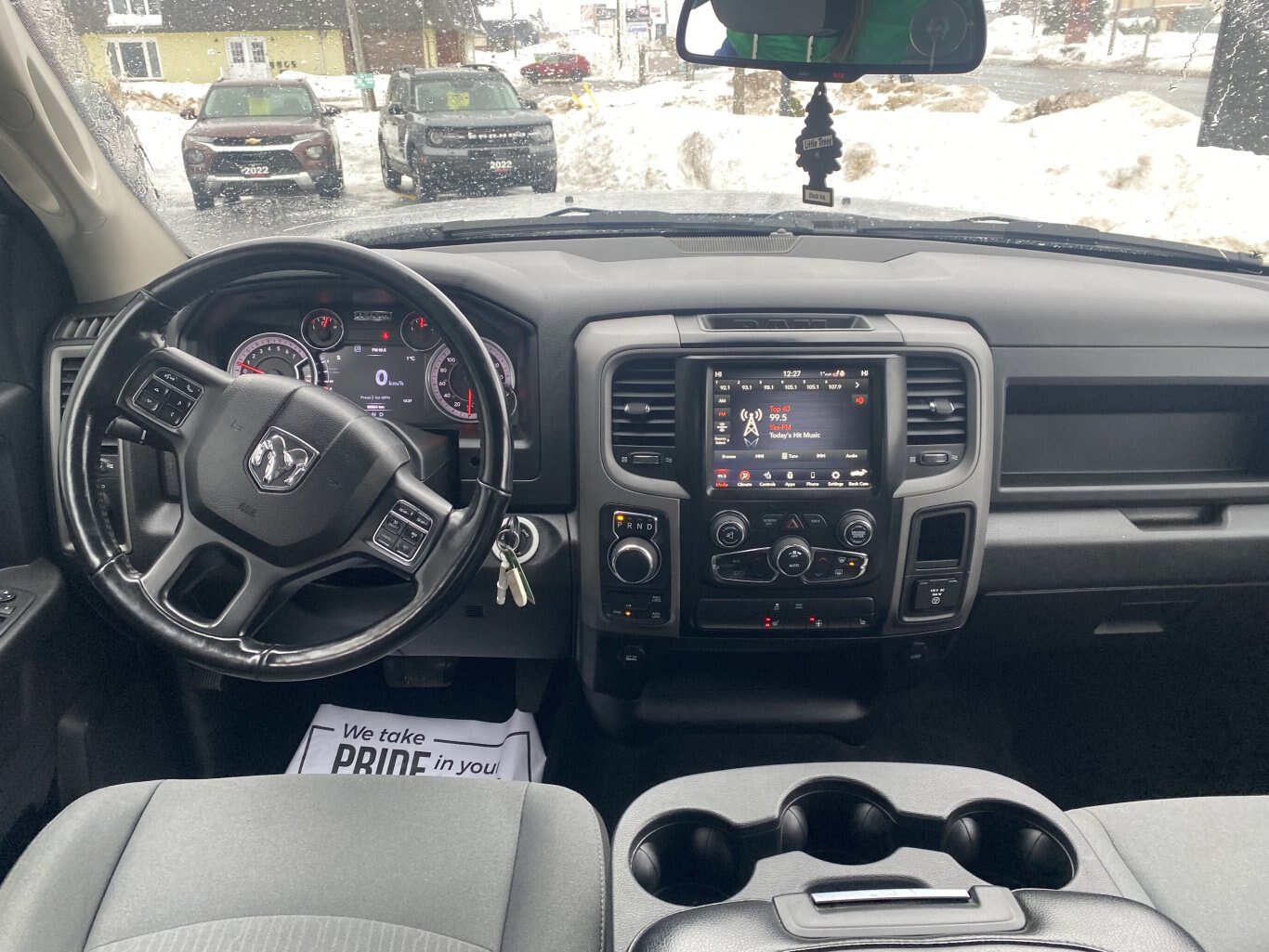 2021 DODGE RAM 1500 CLASSIC TRADESMAN 4X4 CREW CAB WITH HEATED SEATS, HEATED STEERING WHEEL AND REAR VIEW CAMERA!!