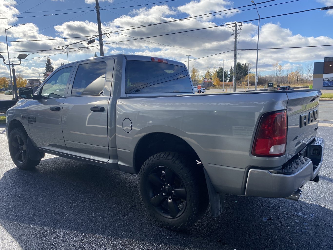 2021 DODGE RAM 1500 CLASSIC TRADESMAN 4X4 CREW CAB WITH HEATED SEATS, HEATED STEERING WHEEL AND REAR VIEW CAMERA!!