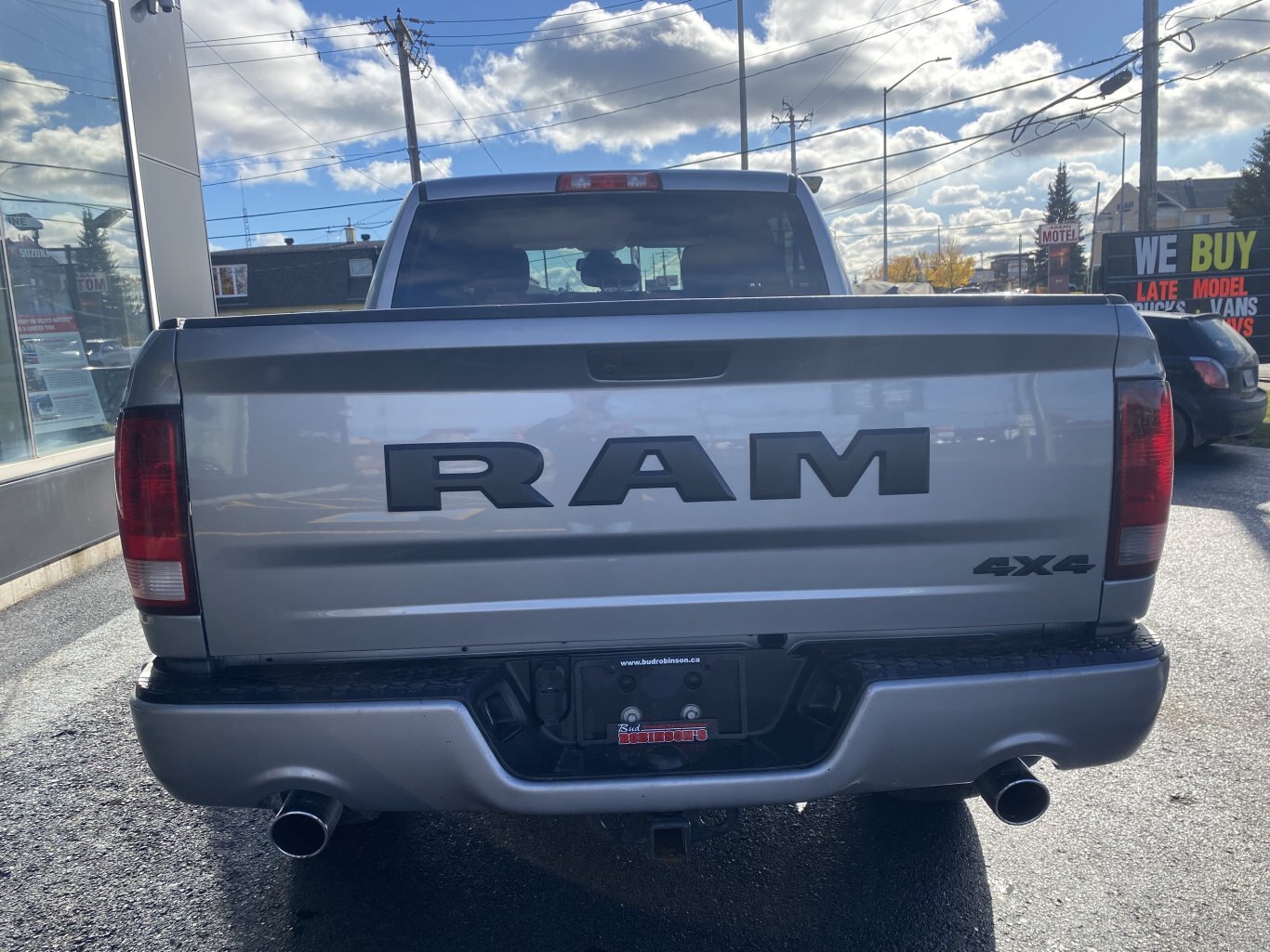 2021 DODGE RAM 1500 CLASSIC TRADESMAN 4X4 CREW CAB WITH HEATED SEATS, HEATED STEERING WHEEL AND REAR VIEW CAMERA!!