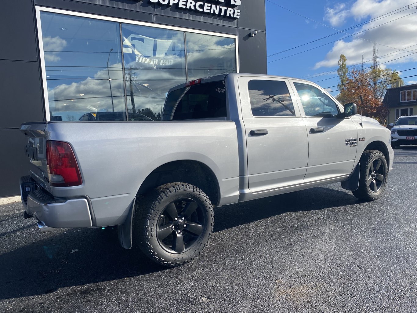 2021 DODGE RAM 1500 CLASSIC TRADESMAN 4X4 CREW CAB WITH HEATED SEATS, HEATED STEERING WHEEL AND REAR VIEW CAMERA!!