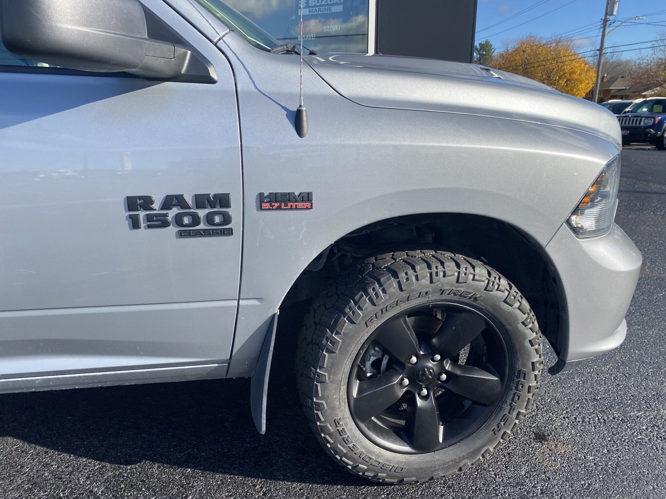 2021 DODGE RAM 1500 CLASSIC TRADESMAN 4X4 CREW CAB WITH HEATED SEATS, HEATED STEERING WHEEL AND REAR VIEW CAMERA!!