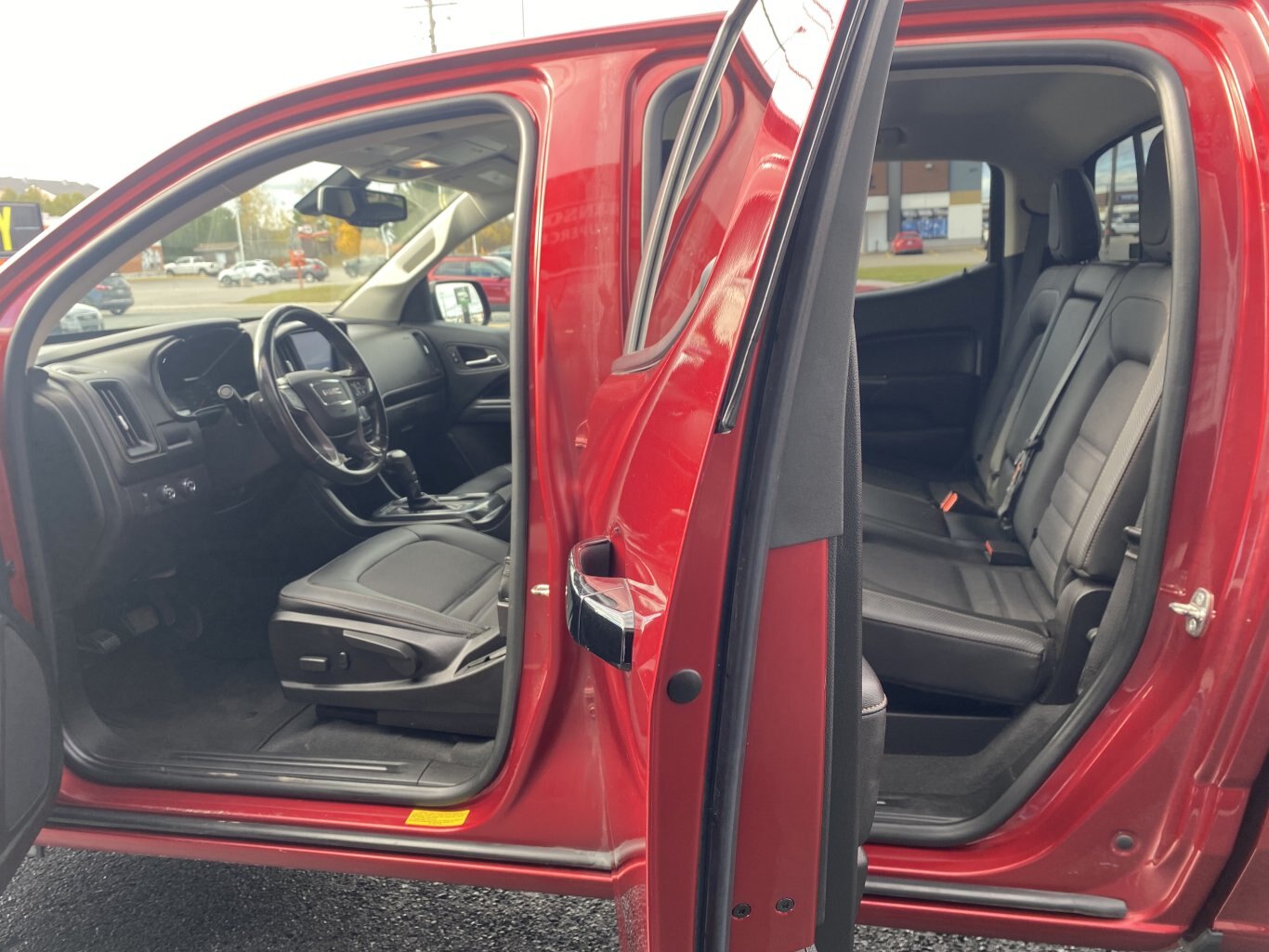 2021 GMC CANYON AT4 4X4 CREW CAB ( PREVIOUS RENTAL ) WITH LEATHER SEATS, HEATED SEATS, ONSTAR SERVICES, REMOTE START AND REAR VIEW CAMERA!!