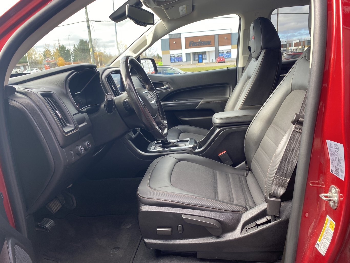 2021 GMC CANYON AT4 4X4 CREW CAB ( PREVIOUS RENTAL ) WITH LEATHER SEATS, HEATED SEATS, ONSTAR SERVICES, REMOTE START AND REAR VIEW CAMERA!!