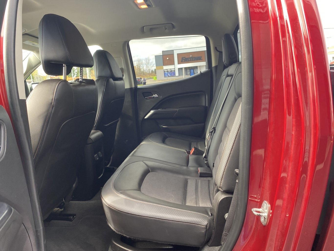 2021 GMC CANYON AT4 4X4 CREW CAB ( PREVIOUS RENTAL ) WITH LEATHER SEATS, HEATED SEATS, ONSTAR SERVICES, REMOTE START AND REAR VIEW CAMERA!!