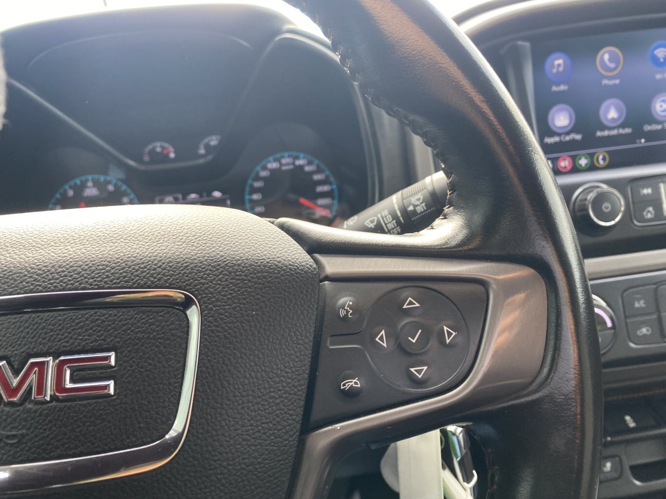 2021 GMC CANYON AT4 4X4 CREW CAB ( PREVIOUS RENTAL ) WITH LEATHER SEATS, HEATED SEATS, ONSTAR SERVICES, REMOTE START AND REAR VIEW CAMERA!!