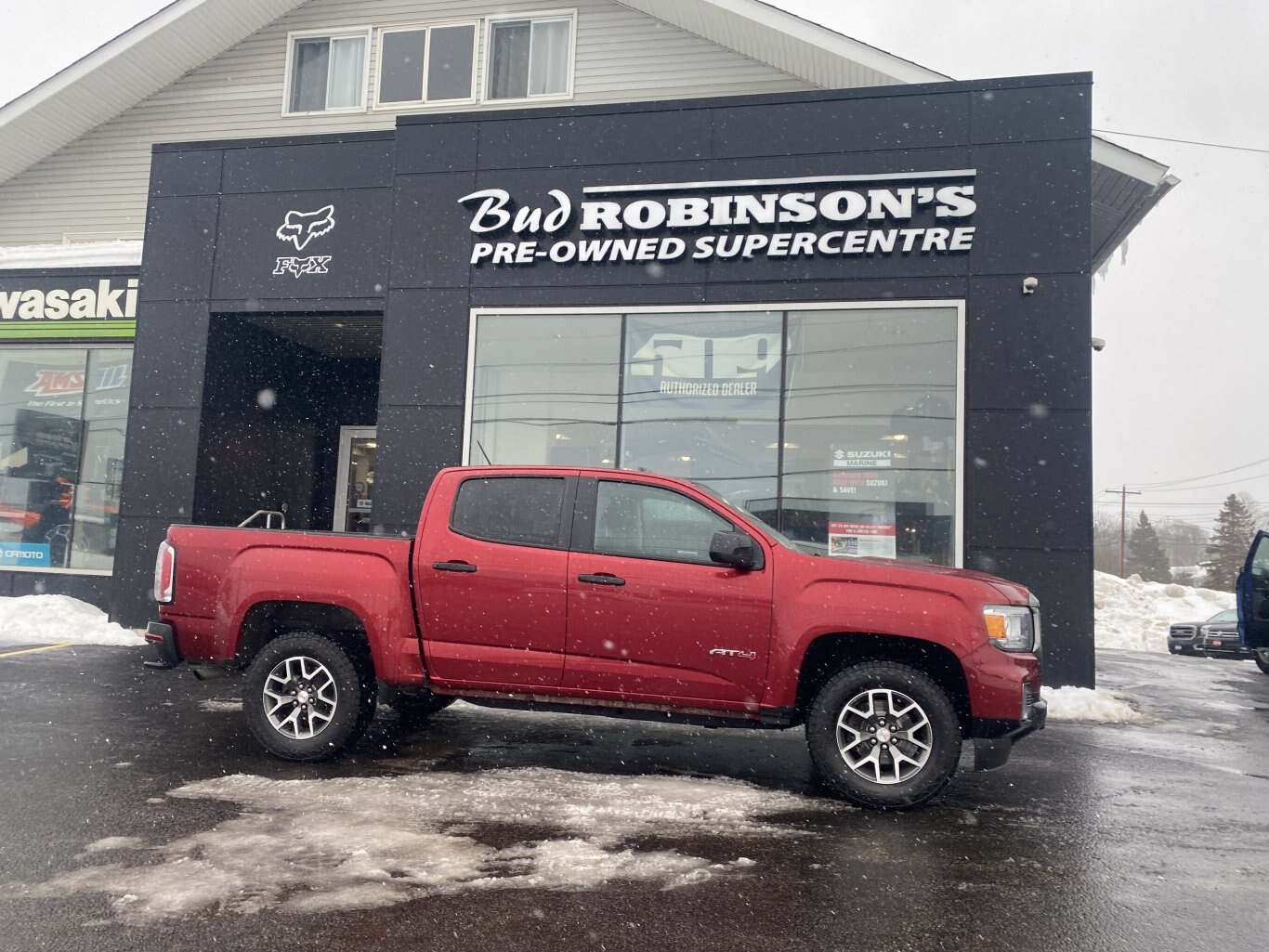 2021 GMC CANYON AT4 4X4 CREW CAB ( PREVIOUS RENTAL ) WITH LEATHER SEATS, HEATED SEATS, ONSTAR SERVICES, REMOTE START AND REAR VIEW CAMERA!!