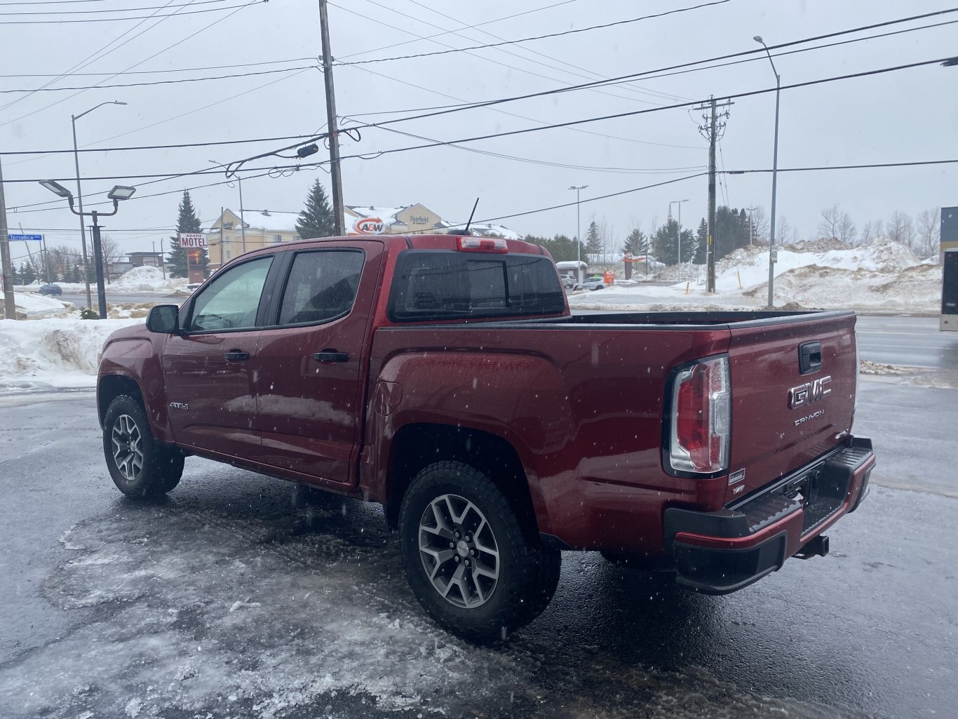 2021 GMC CANYON AT4 4X4 CREW CAB ( PREVIOUS RENTAL ) WITH LEATHER SEATS, HEATED SEATS, ONSTAR SERVICES, REMOTE START AND REAR VIEW CAMERA!!