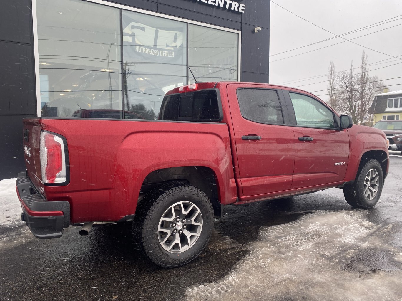 2021 GMC CANYON AT4 4X4 CREW CAB ( PREVIOUS RENTAL ) WITH LEATHER SEATS, HEATED SEATS, ONSTAR SERVICES, REMOTE START AND REAR VIEW CAMERA!!