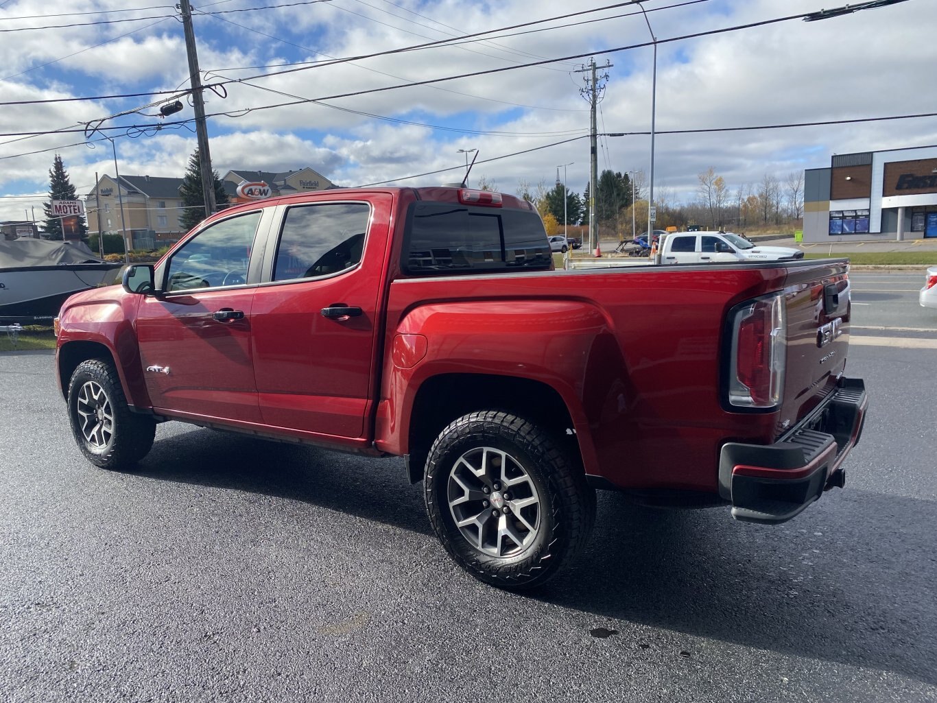 2021 GMC CANYON AT4 4X4 CREW CAB ( PREVIOUS RENTAL ) WITH LEATHER SEATS, HEATED SEATS, ONSTAR SERVICES, REMOTE START AND REAR VIEW CAMERA!!