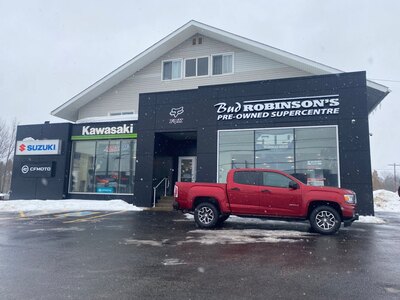 2021 GMC CANYON AT4 4X4 CREW CAB ( PREVIOUS RENTAL )  WITH LEATHER SEATS, HEATED SEATS, ONSTAR SERVICES, REMOTE START AND REAR-VIEW CAMERA!!