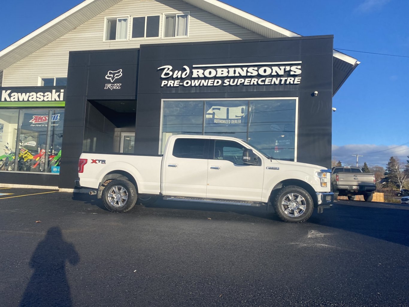 2017 FORD F 150 XTR 4X4 SUPERCREW 6.5 ft BOX WITH HEATED SEATS, REAR VIEW CAMERA AND NAVIGATION!!