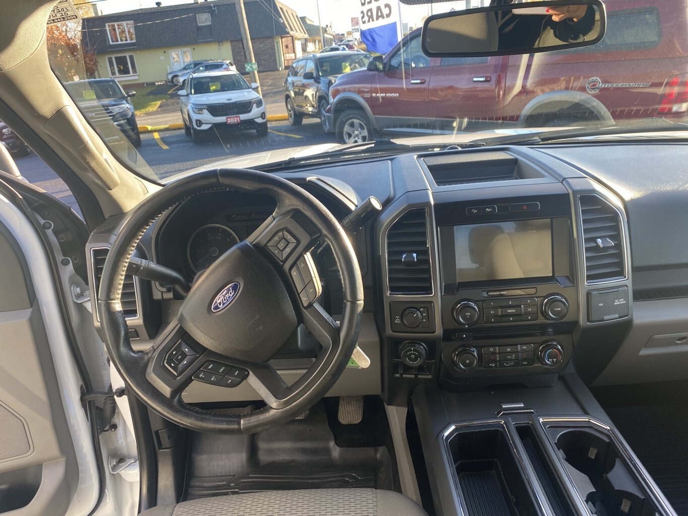 2017 FORD F 150 XTR 4X4 SUPERCREW 6.5 ft BOX WITH HEATED SEATS, REAR VIEW CAMERA AND NAVIGATION!!