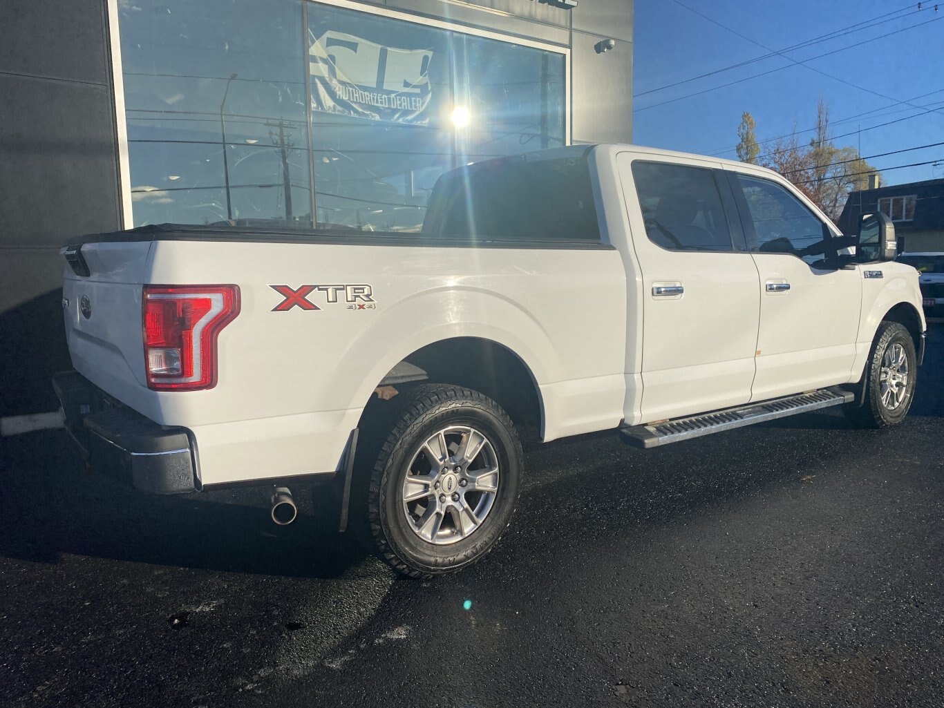 2017 FORD F 150 XTR 4X4 SUPERCREW 6.5 ft BOX WITH HEATED SEATS, REAR VIEW CAMERA AND NAVIGATION!!