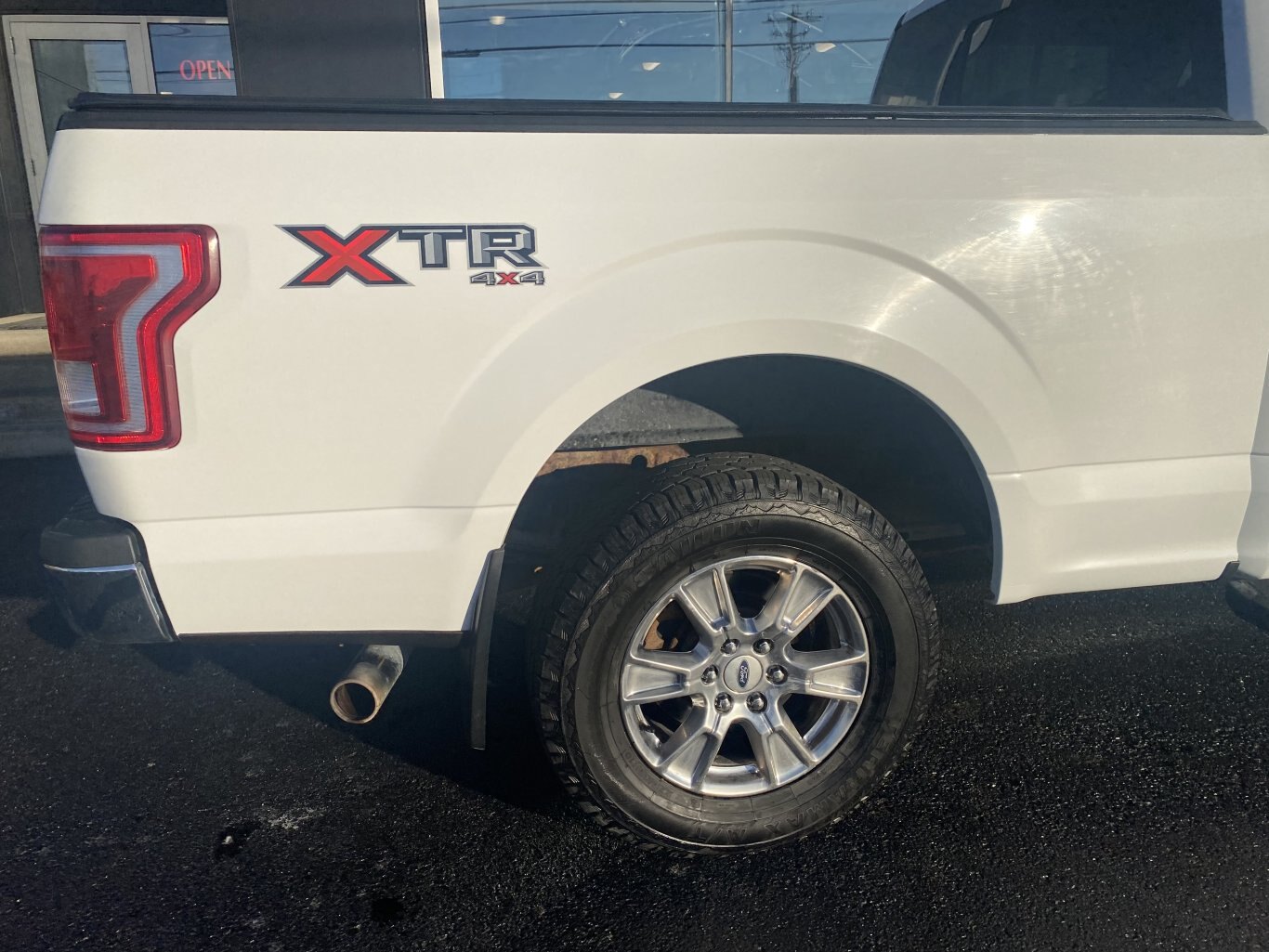 2017 FORD F 150 XTR 4X4 SUPERCREW 6.5 ft BOX WITH HEATED SEATS, REAR VIEW CAMERA AND NAVIGATION!!