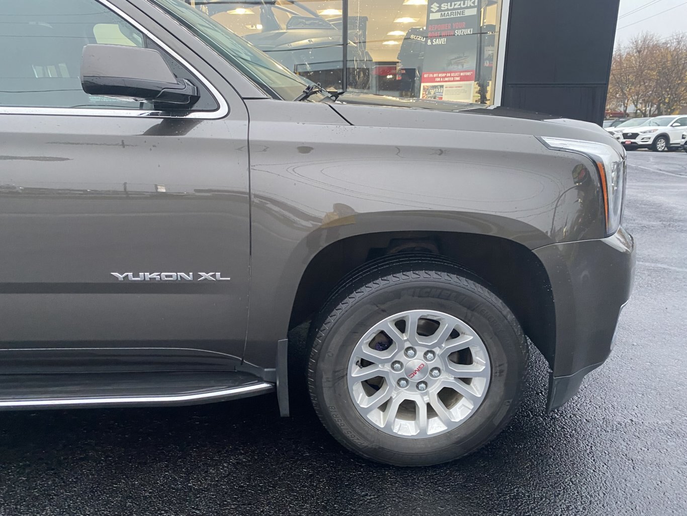 2020 GMC YUKON XL SLE 4X4 3RD ROW SEATING, WITH REAR VIEW CAMERA, TRAILER HITCH, POWER TRUNK AND ONSTAR NAV!!