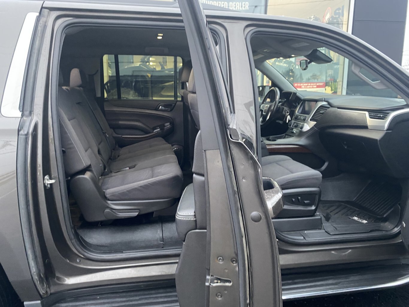 2020 GMC YUKON XL SLE 4X4 3RD ROW SEATING, WITH REAR VIEW CAMERA, TRAILER HITCH, POWER TRUNK AND ONSTAR NAV!!