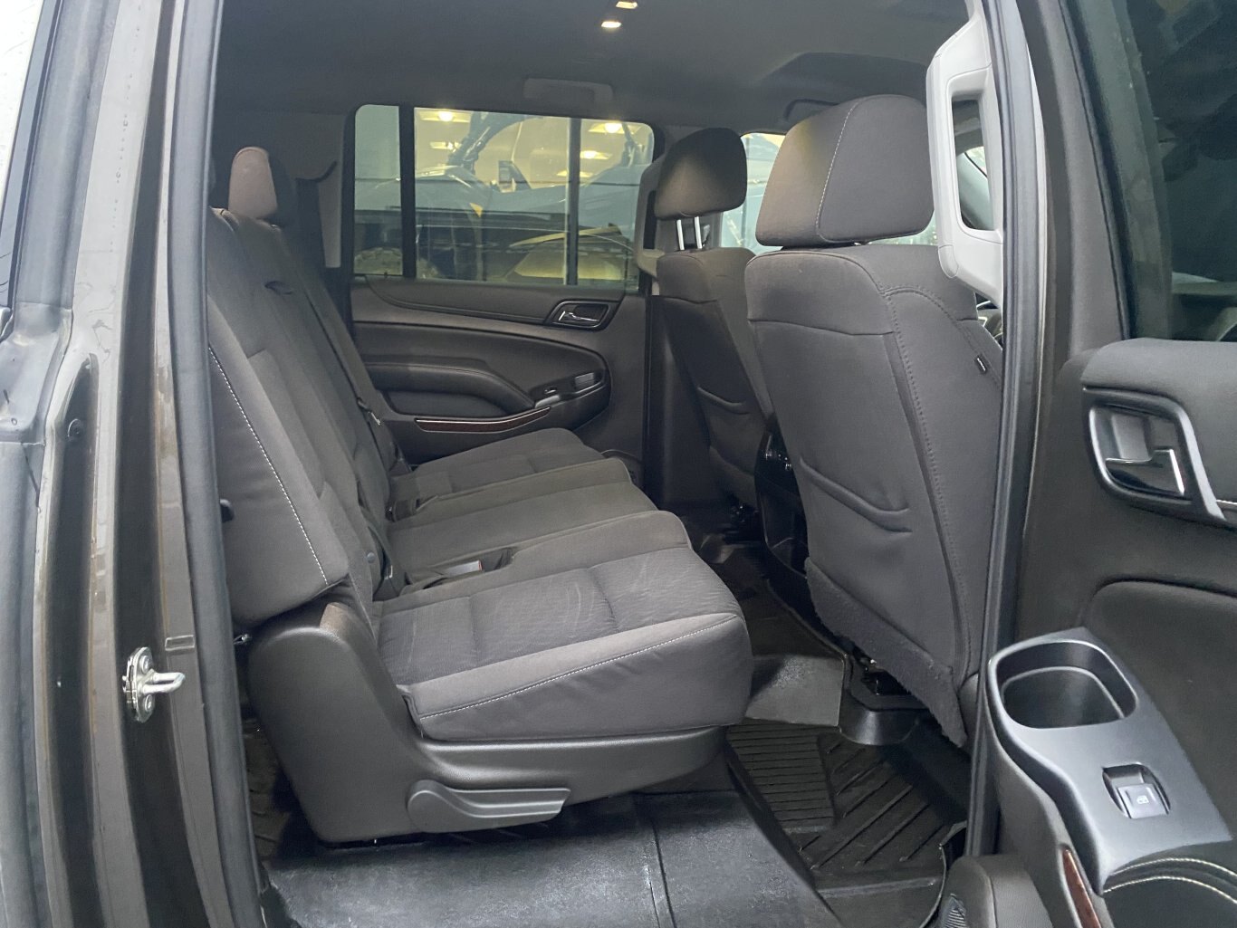 2020 GMC YUKON XL SLE 4X4 3RD ROW SEATING, WITH REAR VIEW CAMERA, TRAILER HITCH, POWER TRUNK AND ONSTAR NAV!!