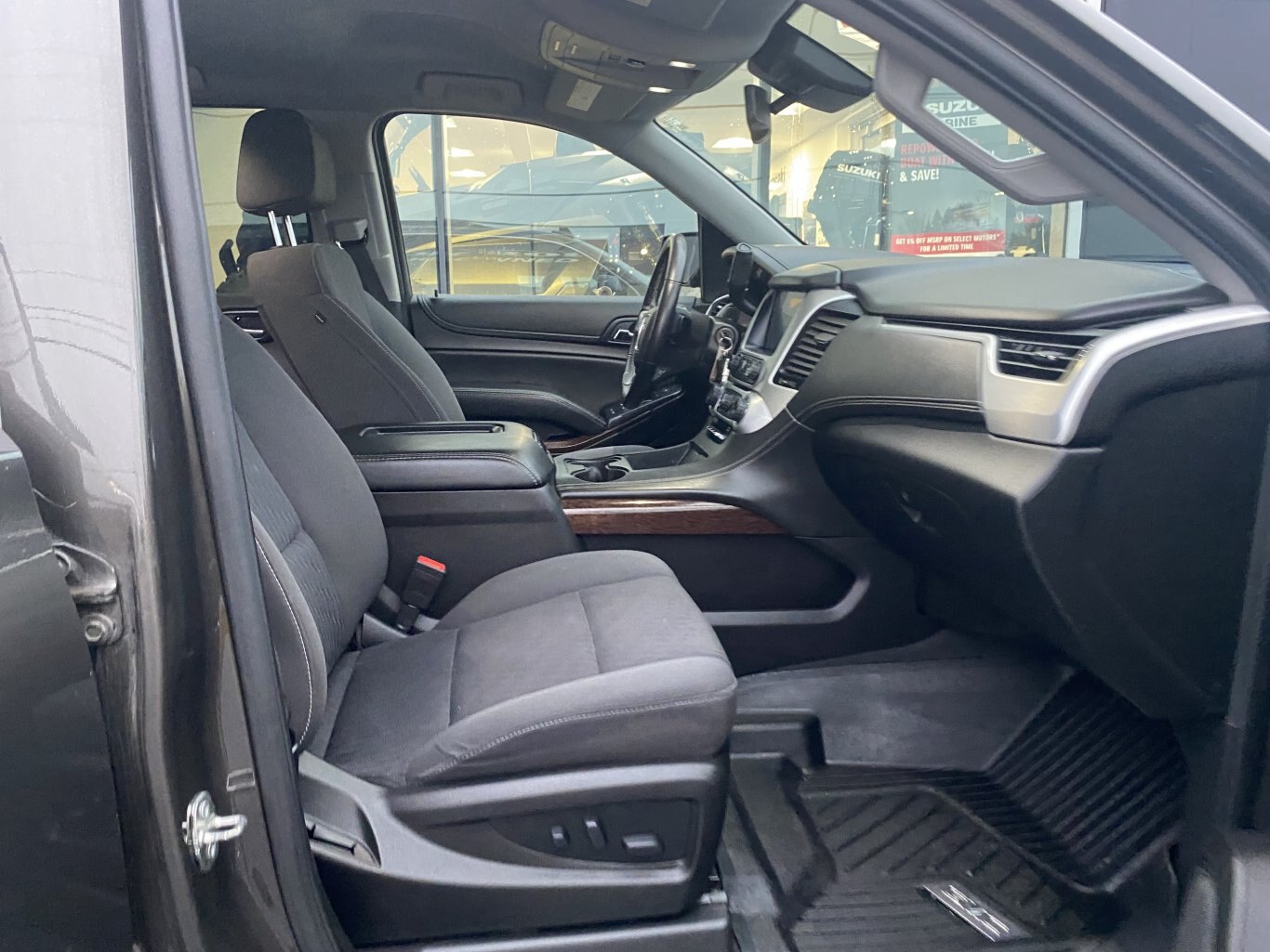 2020 GMC YUKON XL SLE 4X4 3RD ROW SEATING, WITH REAR VIEW CAMERA, TRAILER HITCH, POWER TRUNK AND ONSTAR NAV!!