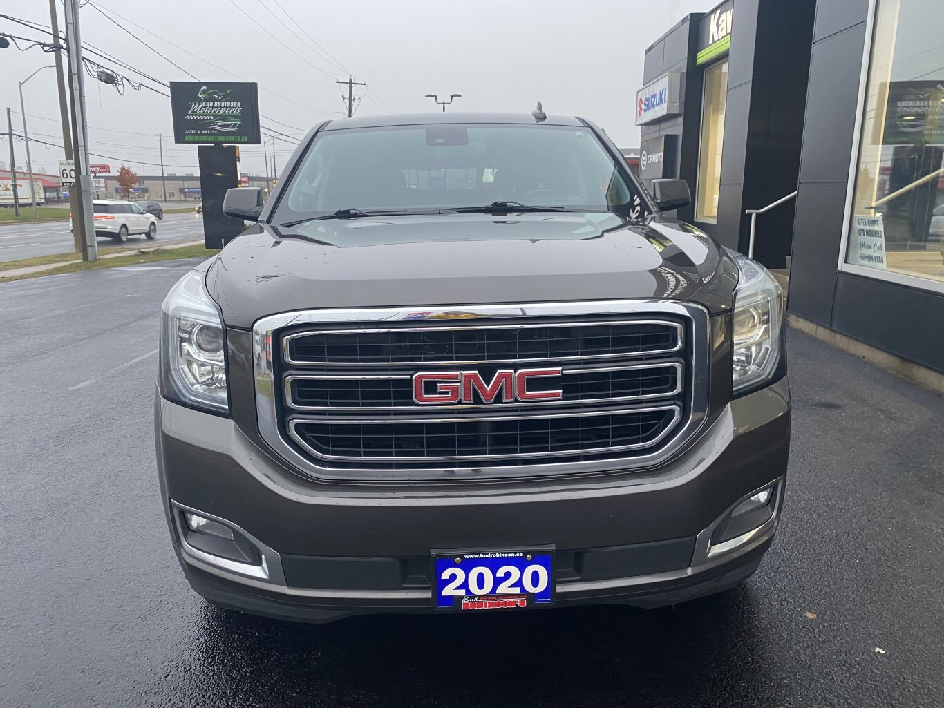 2020 GMC YUKON XL SLE 4X4 3RD ROW SEATING, WITH REAR VIEW CAMERA, TRAILER HITCH, POWER TRUNK AND ONSTAR NAV!!