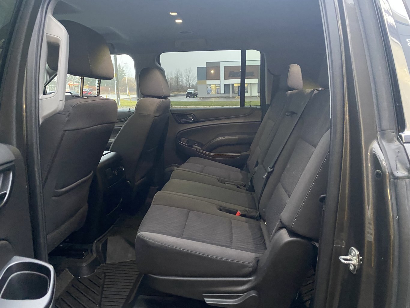 2020 GMC YUKON XL SLE 4X4 3RD ROW SEATING, WITH REAR VIEW CAMERA, TRAILER HITCH, POWER TRUNK AND ONSTAR NAV!!