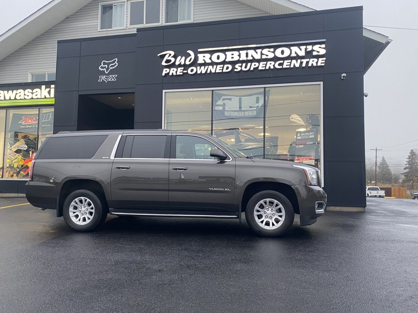 2020 GMC YUKON XL SLE 4X4 3RD ROW SEATING, WITH REAR VIEW CAMERA, TRAILER HITCH, POWER TRUNK AND ONSTAR NAV!!