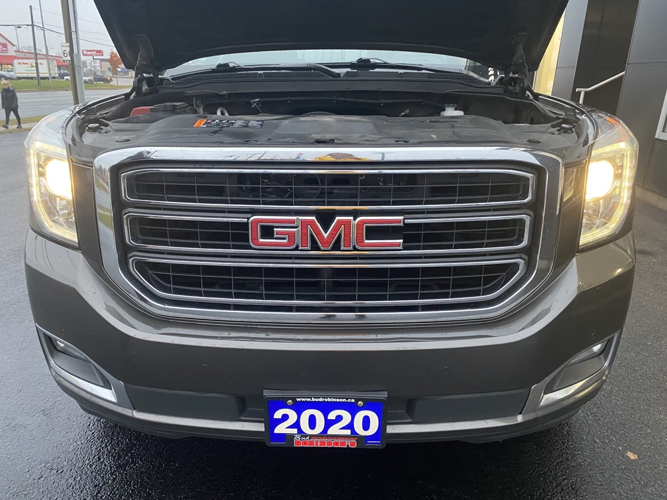 2020 GMC YUKON XL SLE 4X4 3RD ROW SEATING, WITH REAR VIEW CAMERA, TRAILER HITCH, POWER TRUNK AND ONSTAR NAV!!