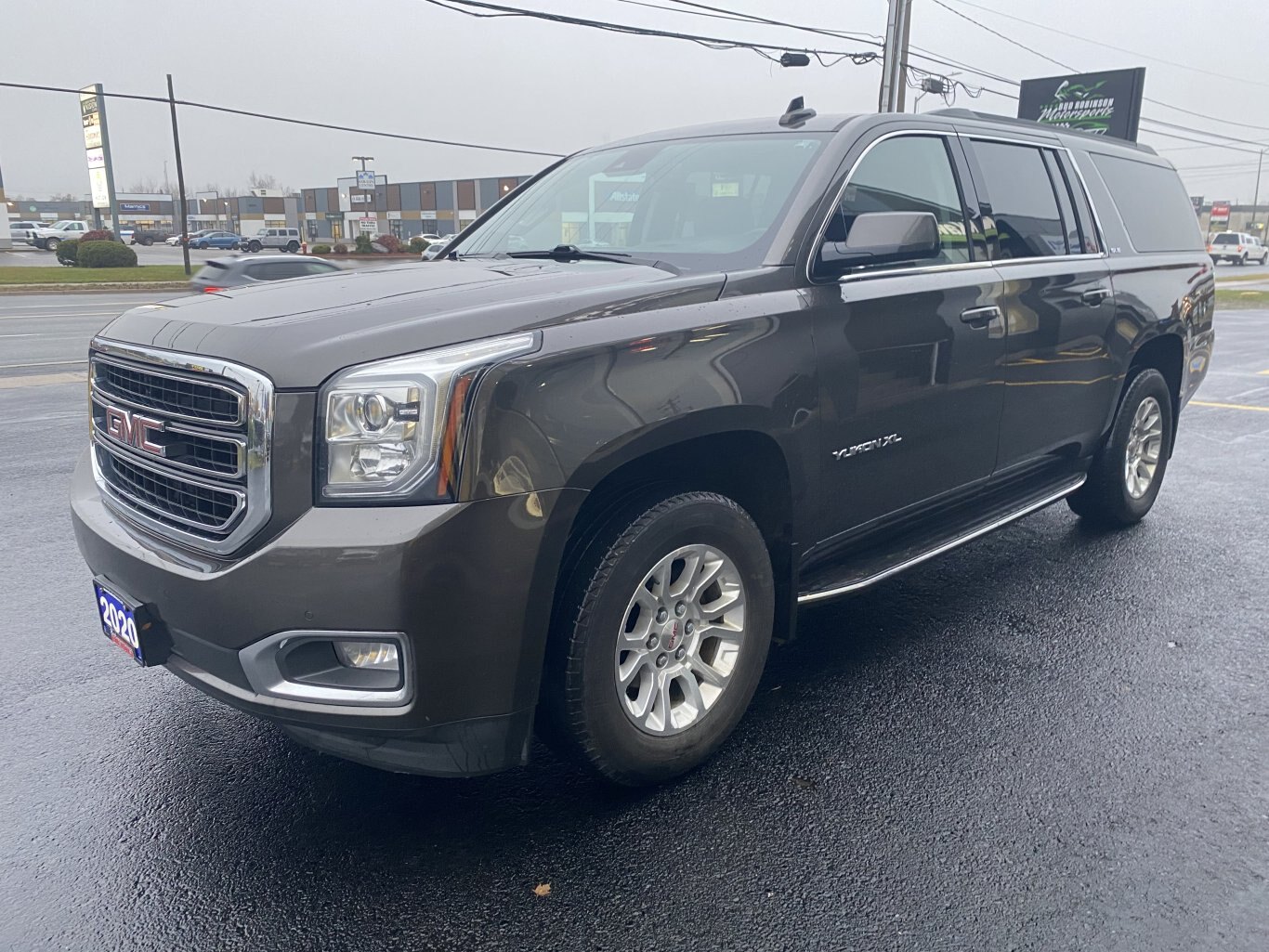 2020 GMC YUKON XL SLE 4X4 3RD ROW SEATING, WITH REAR VIEW CAMERA, TRAILER HITCH, POWER TRUNK AND ONSTAR NAV!!