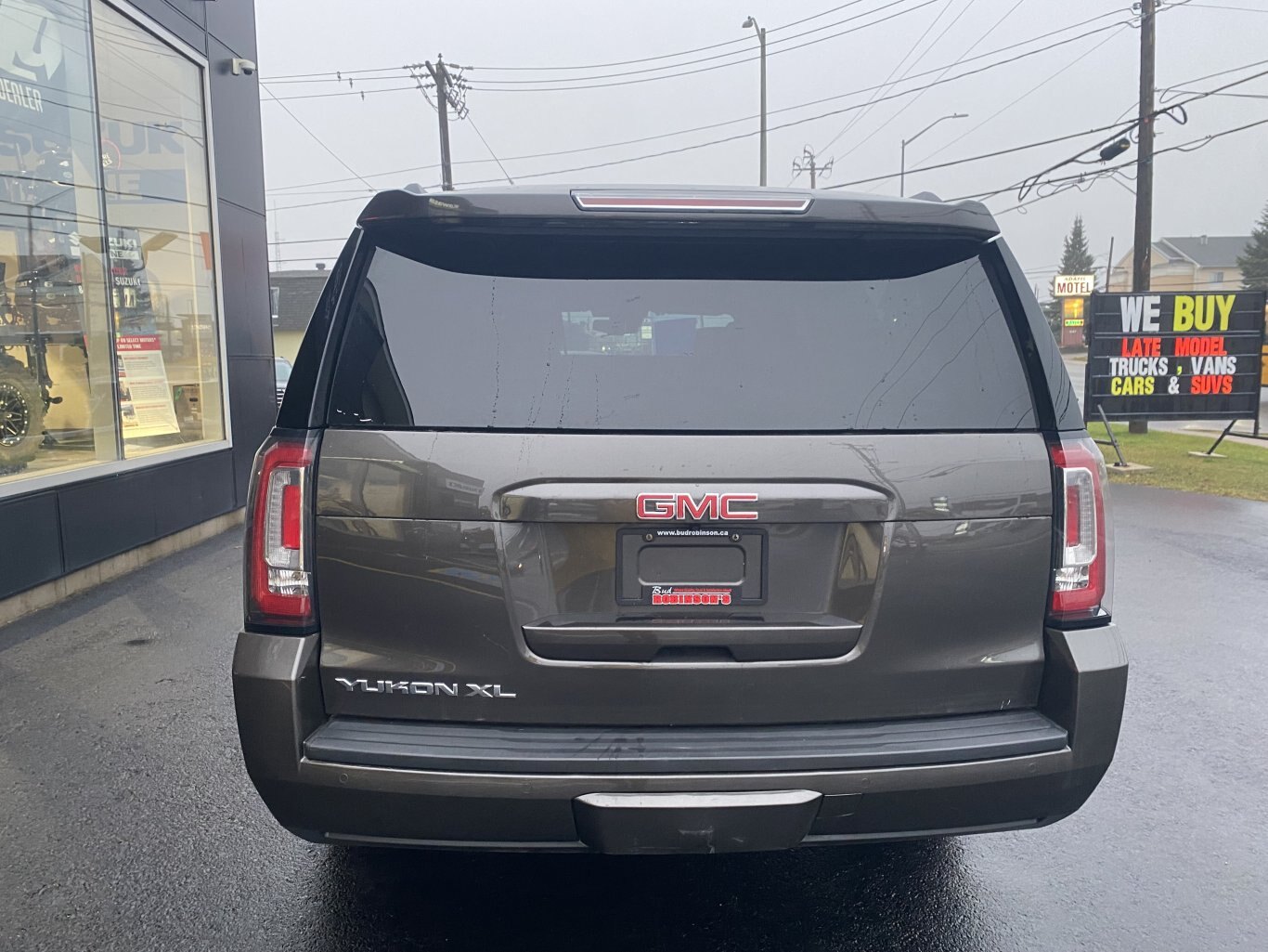 2020 GMC YUKON XL SLE 4X4 3RD ROW SEATING, WITH REAR VIEW CAMERA, TRAILER HITCH, POWER TRUNK AND ONSTAR NAV!!