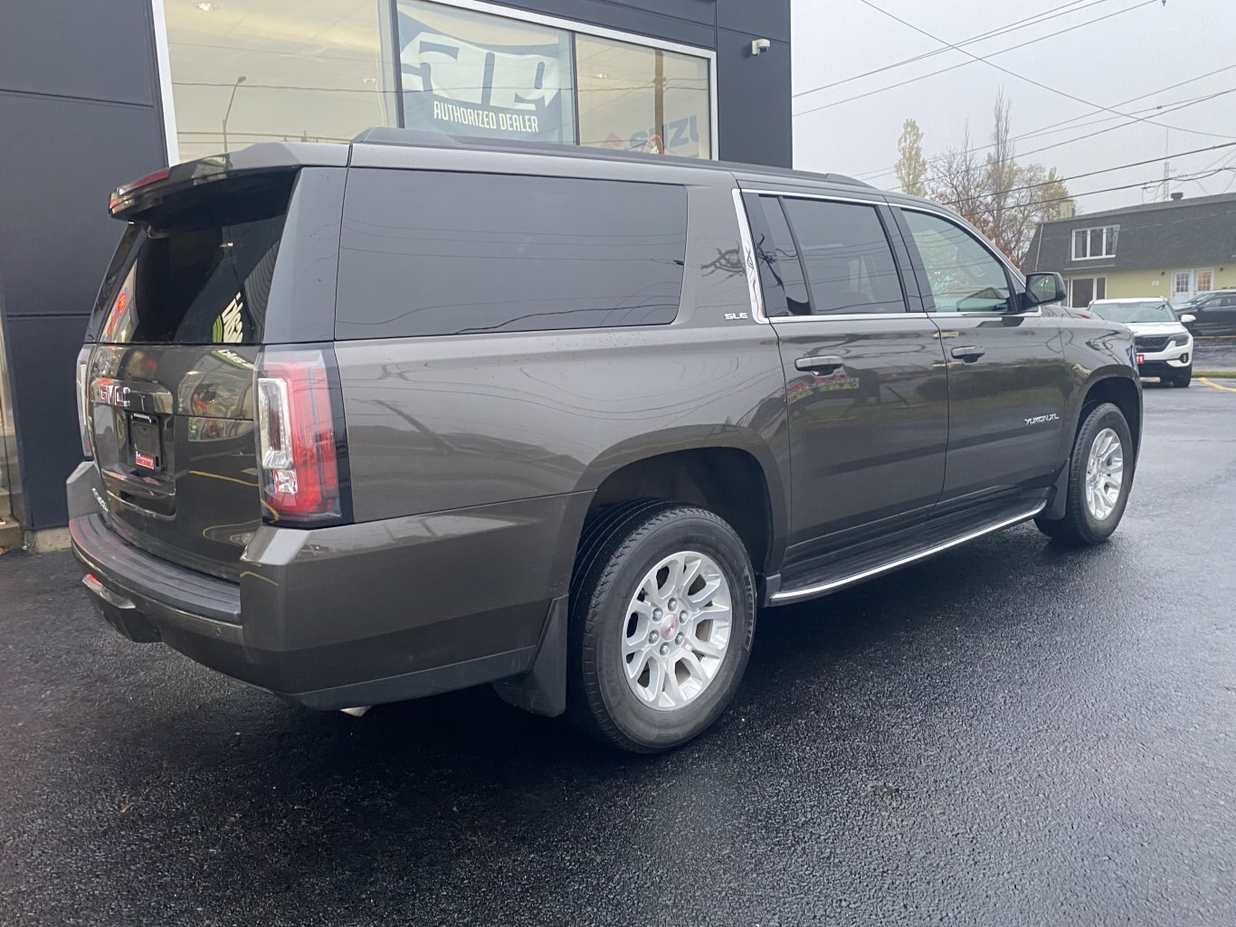 2020 GMC YUKON XL SLE 4X4 3RD ROW SEATING, WITH REAR VIEW CAMERA, TRAILER HITCH, POWER TRUNK AND ONSTAR NAV!!