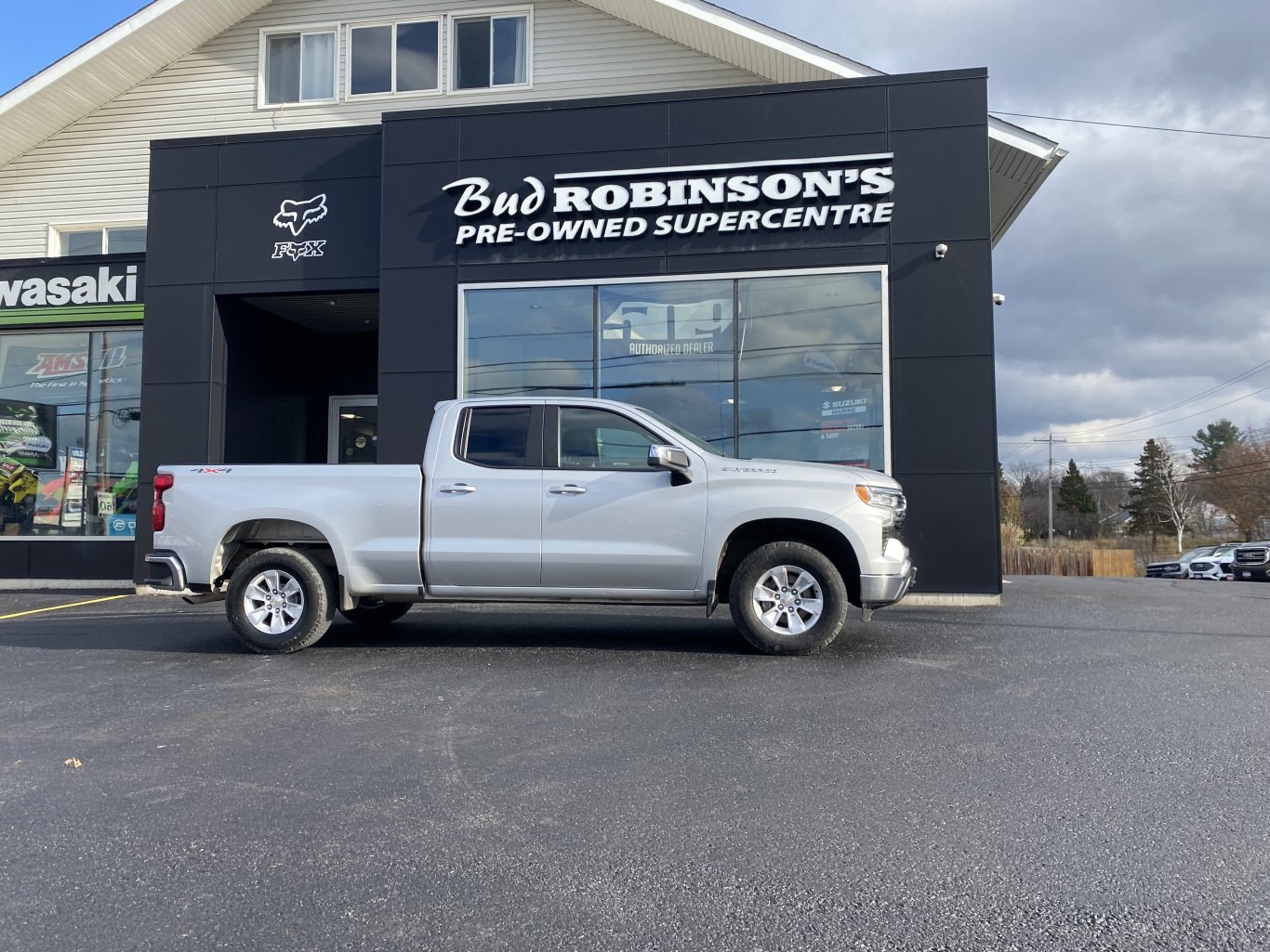 2022 CHEVROLET SILVERADO 1500 LT 4X4 DOUBLE CAB ( PREVIOUS RENTAL ) WITH REMOTE START, HEATED SEATS AND REAR VIEW CAMERA!!