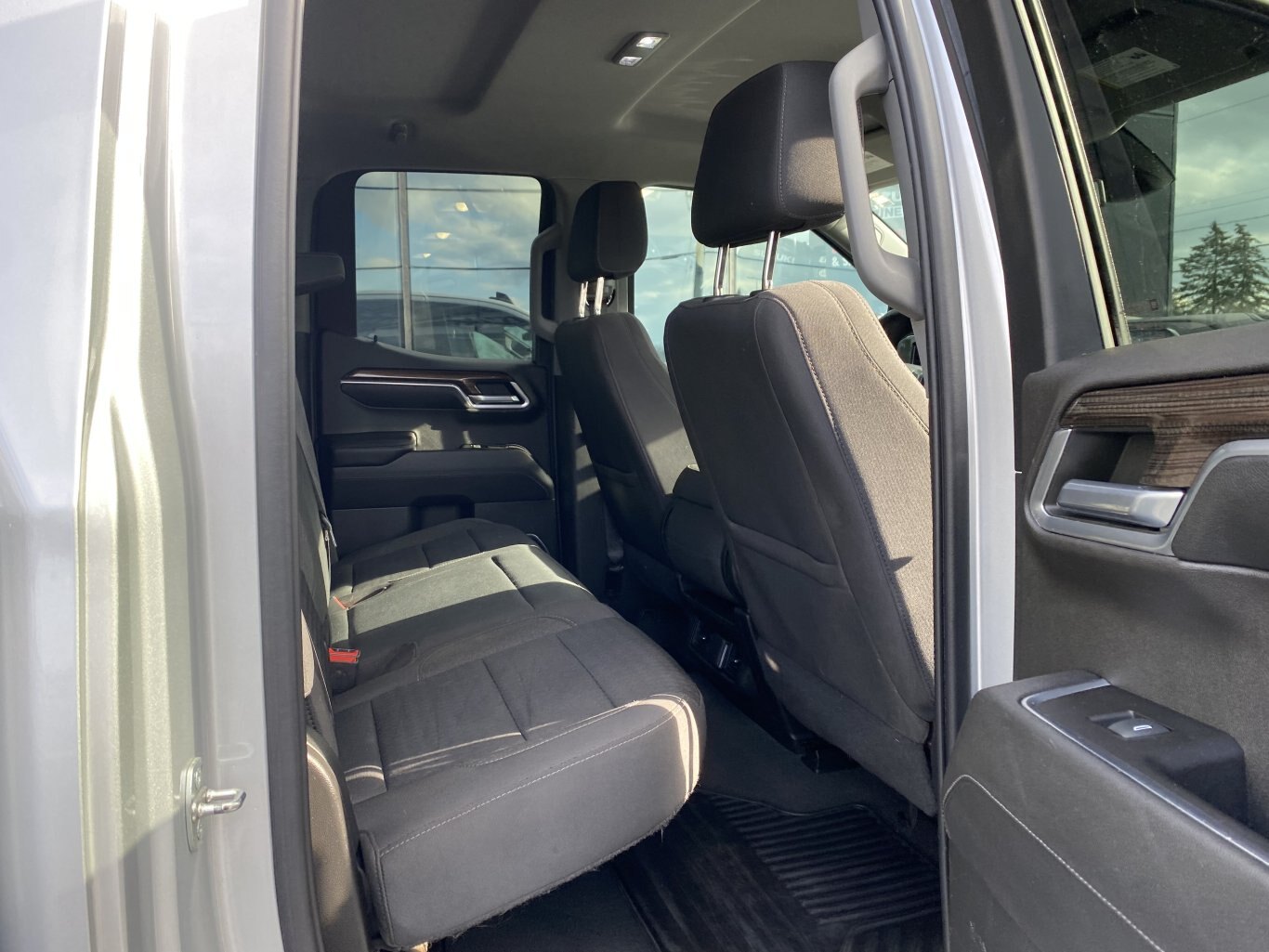 2022 CHEVROLET SILVERADO 1500 LT 4X4 DOUBLE CAB ( PREVIOUS RENTAL ) WITH REMOTE START, HEATED SEATS AND REAR VIEW CAMERA!!