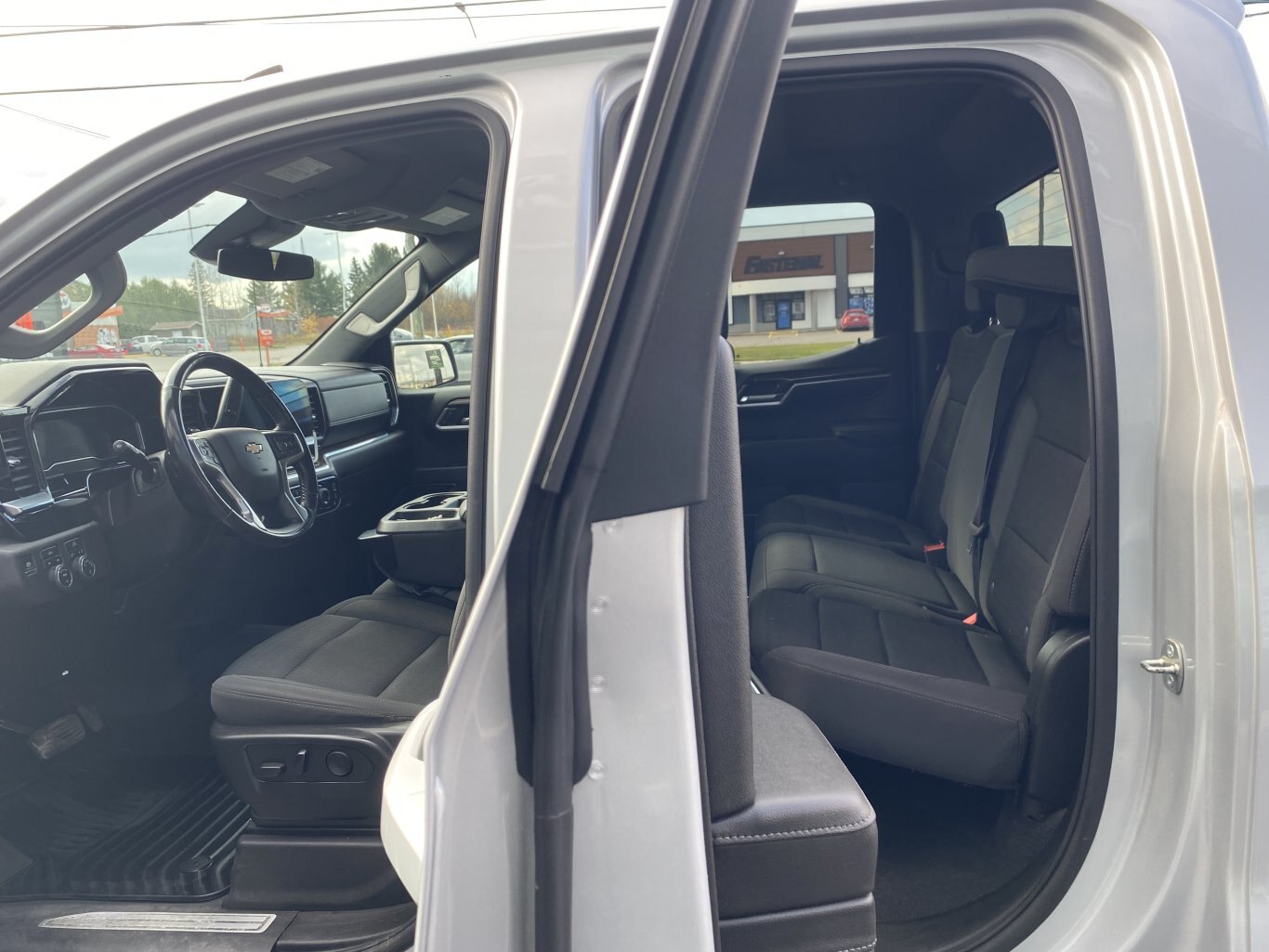 2022 CHEVROLET SILVERADO 1500 LT 4X4 DOUBLE CAB ( PREVIOUS RENTAL ) WITH REMOTE START, HEATED SEATS AND REAR VIEW CAMERA!!