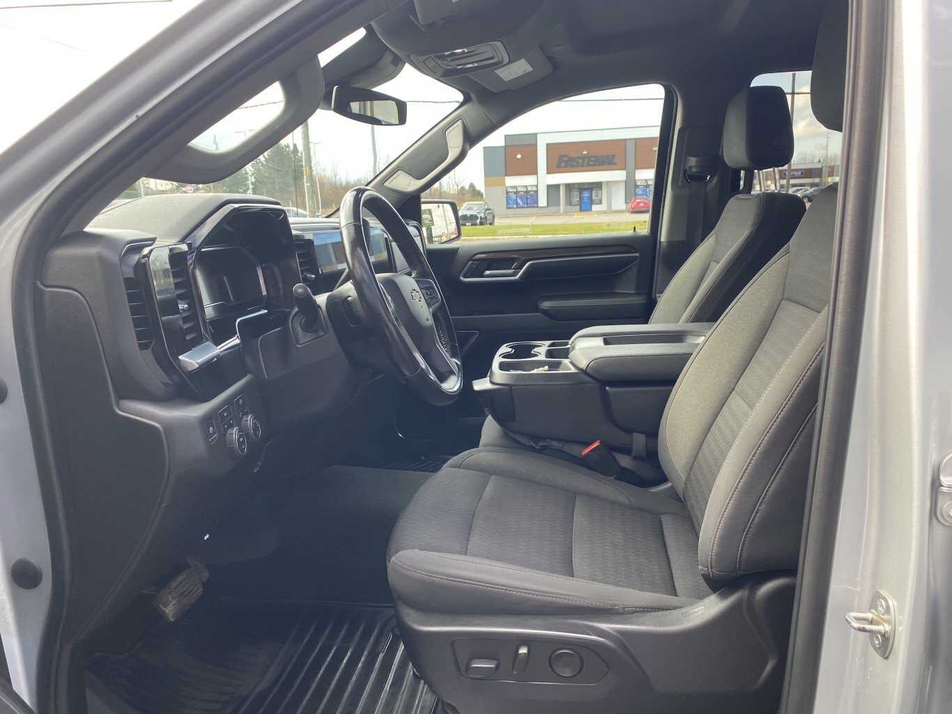 2022 CHEVROLET SILVERADO 1500 LT 4X4 DOUBLE CAB ( PREVIOUS RENTAL ) WITH REMOTE START, HEATED SEATS AND REAR VIEW CAMERA!!