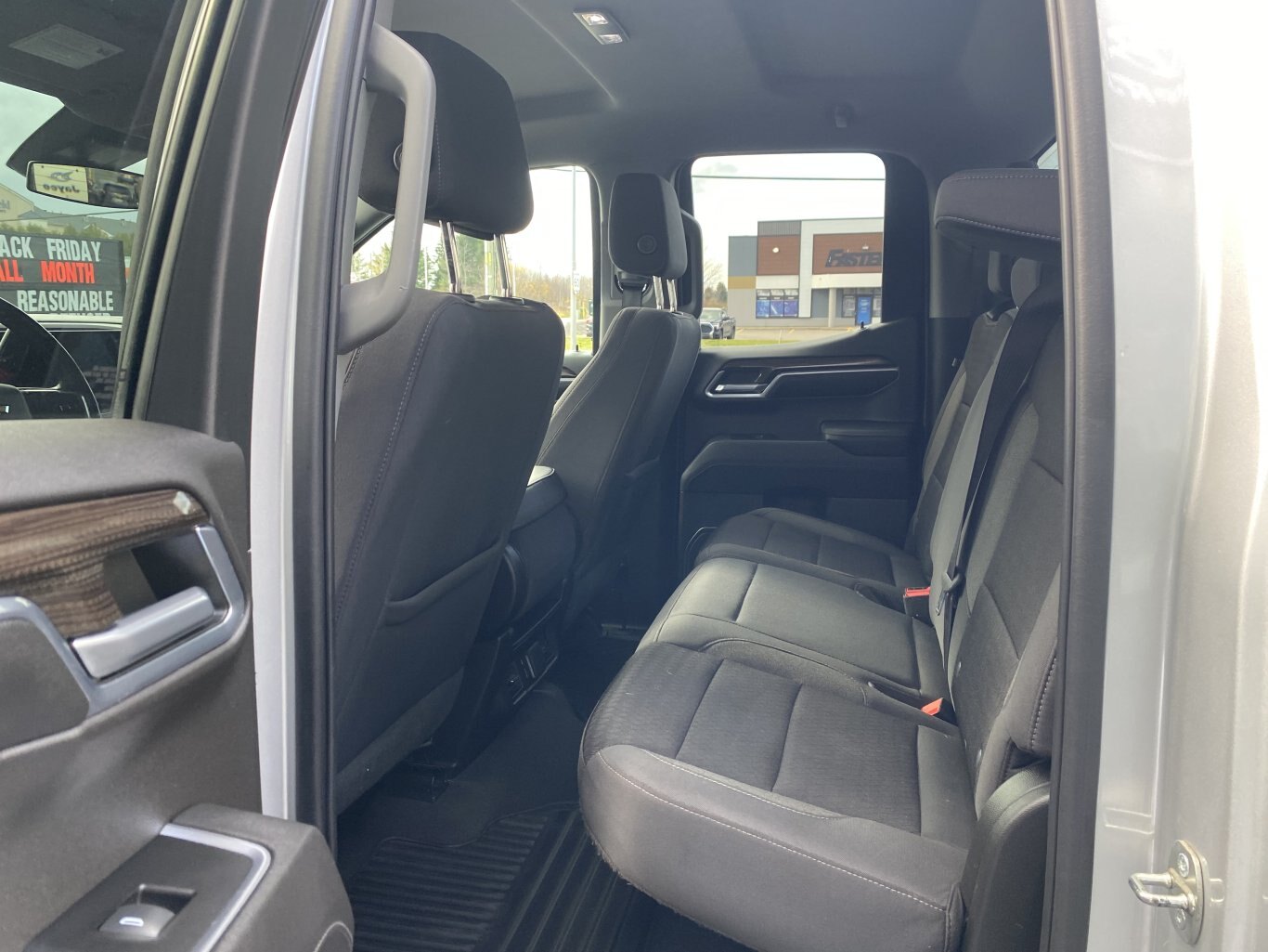 2022 CHEVROLET SILVERADO 1500 LT 4X4 DOUBLE CAB ( PREVIOUS RENTAL ) WITH REMOTE START, HEATED SEATS AND REAR VIEW CAMERA!!