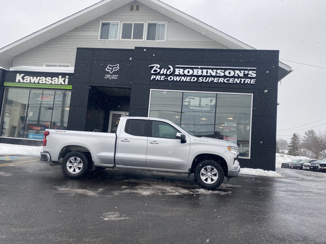 2022 CHEVROLET SILVERADO 1500 LT 4X4 DOUBLE CAB ( PREVIOUS RENTAL ) WITH REMOTE START, HEATED SEATS AND REAR VIEW CAMERA!!