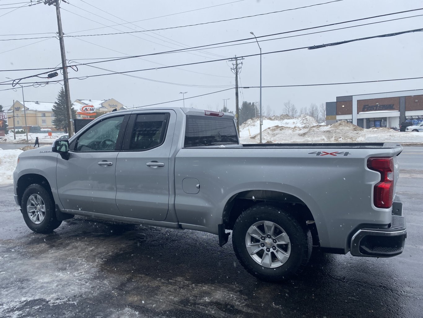 2022 CHEVROLET SILVERADO 1500 LT 4X4 DOUBLE CAB ( PREVIOUS RENTAL ) WITH REMOTE START, HEATED SEATS AND REAR VIEW CAMERA!!