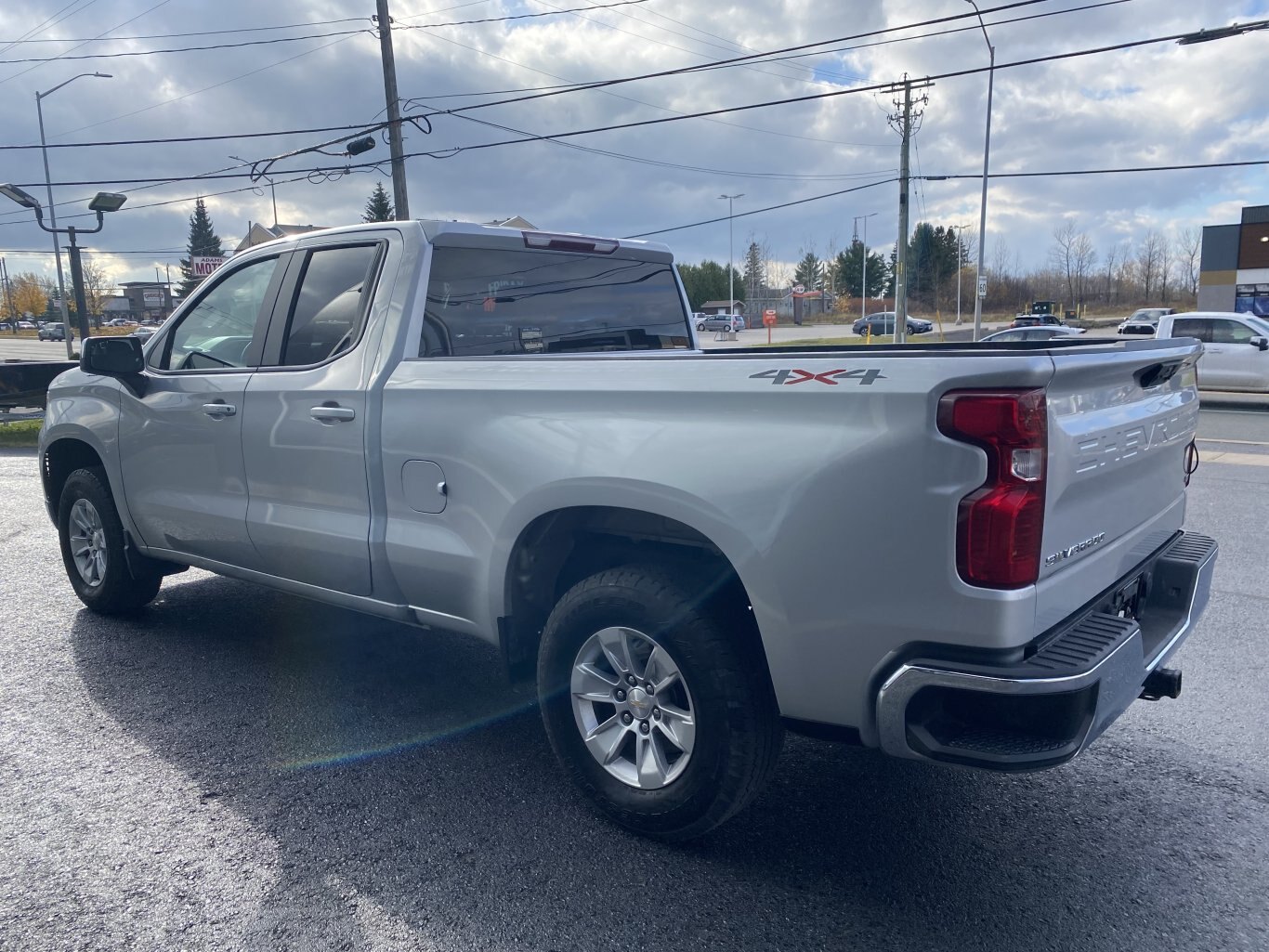 2022 CHEVROLET SILVERADO 1500 LT 4X4 DOUBLE CAB ( PREVIOUS RENTAL ) WITH REMOTE START, HEATED SEATS AND REAR VIEW CAMERA!!