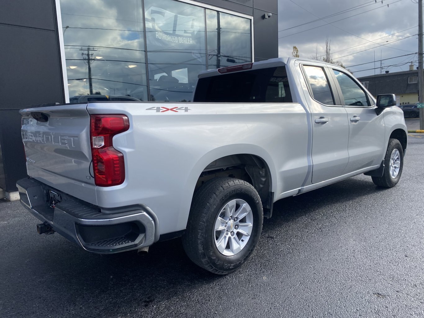 2022 CHEVROLET SILVERADO 1500 LT 4X4 DOUBLE CAB ( PREVIOUS RENTAL ) WITH REMOTE START, HEATED SEATS AND REAR VIEW CAMERA!!