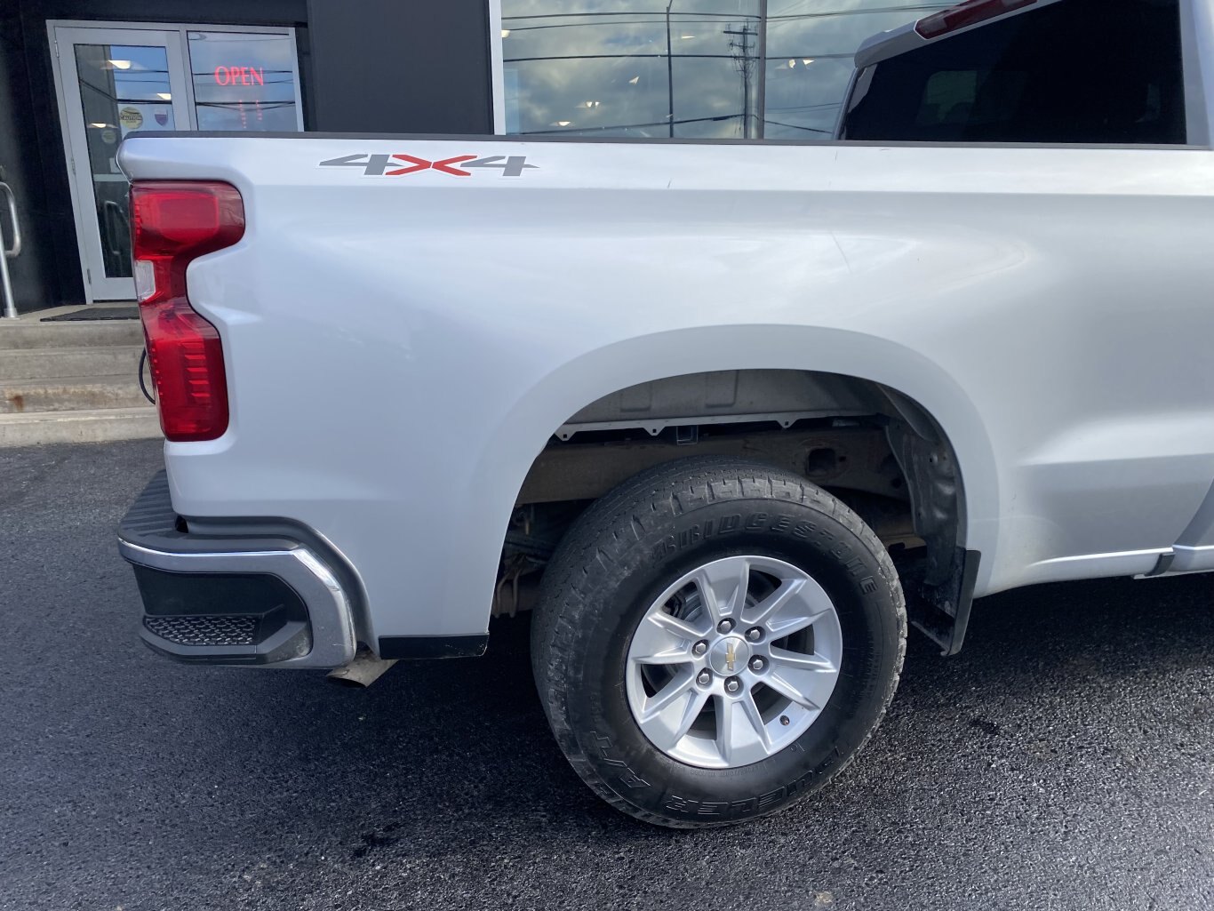 2022 CHEVROLET SILVERADO 1500 LT 4X4 DOUBLE CAB ( PREVIOUS RENTAL ) WITH REMOTE START, HEATED SEATS AND REAR VIEW CAMERA!!