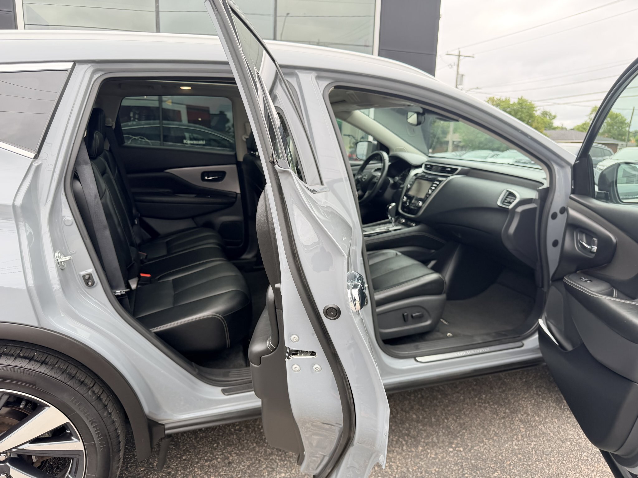 2023 NISSAN MURANO SL AWD ( PREVIOUS RENTAL ) WITH SUNROOF, LEATHER SEATS, HEATED SEATS, REAR VIEW CAMERA, REMOTE START, HEATED STEERING WHEEL, POWER TRUNK AND NAVIGATION!!