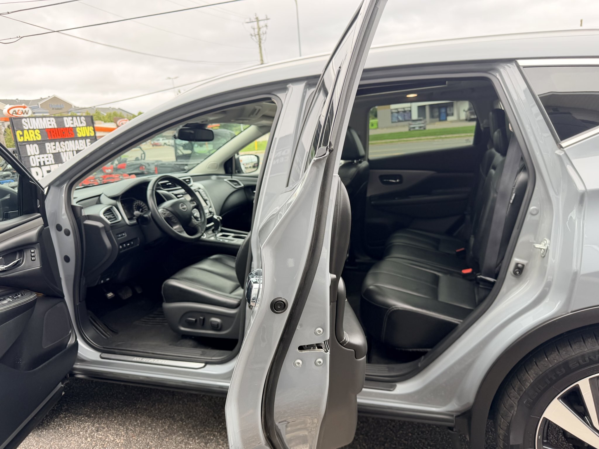 2023 NISSAN MURANO SL AWD ( PREVIOUS RENTAL ) WITH SUNROOF, LEATHER SEATS, HEATED SEATS, REAR VIEW CAMERA, REMOTE START, HEATED STEERING WHEEL, POWER TRUNK AND NAVIGATION!!