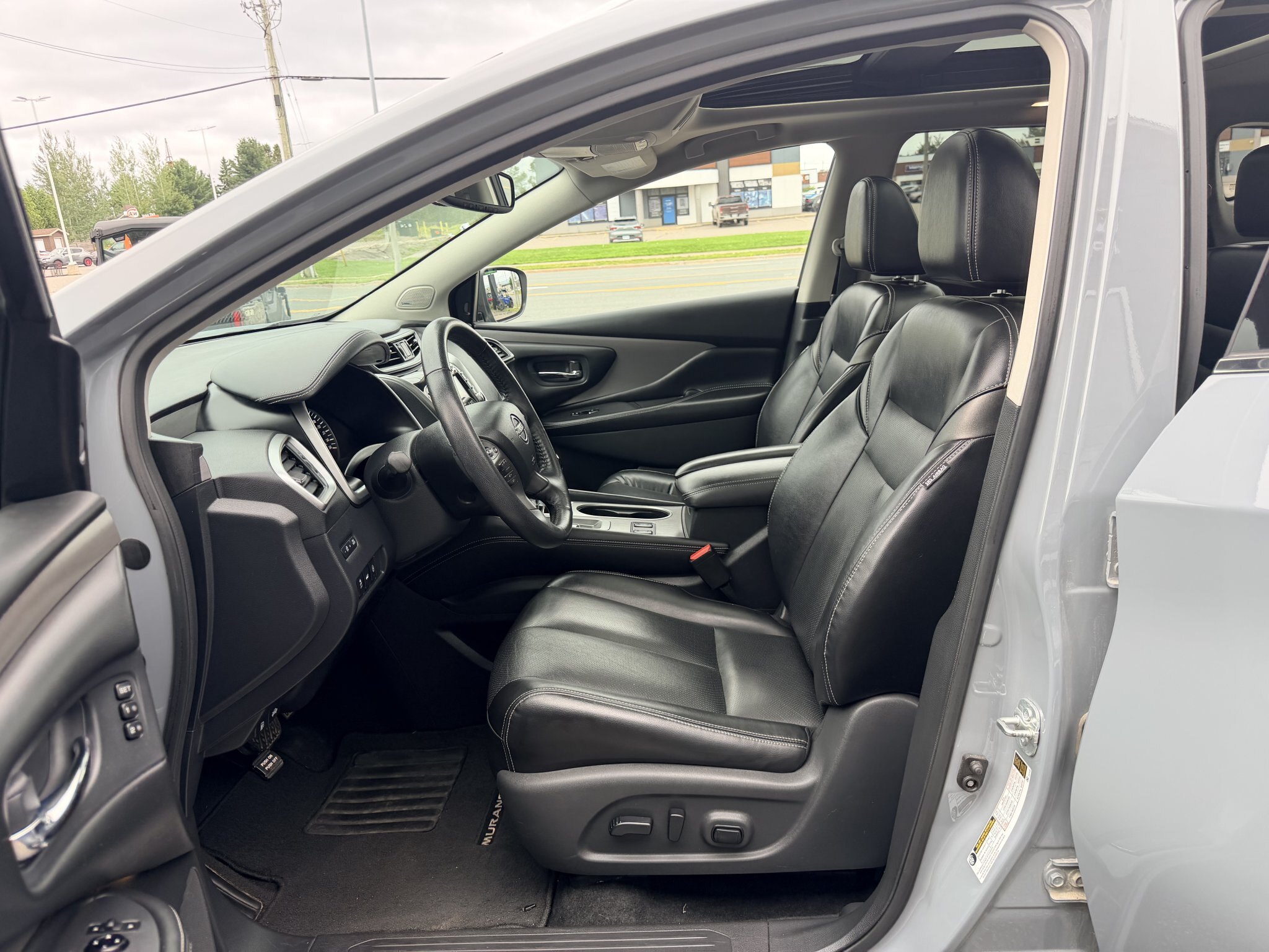 2023 NISSAN MURANO SL AWD ( PREVIOUS RENTAL ) WITH SUNROOF, LEATHER SEATS, HEATED SEATS, REAR VIEW CAMERA, REMOTE START, HEATED STEERING WHEEL, POWER TRUNK AND NAVIGATION!!
