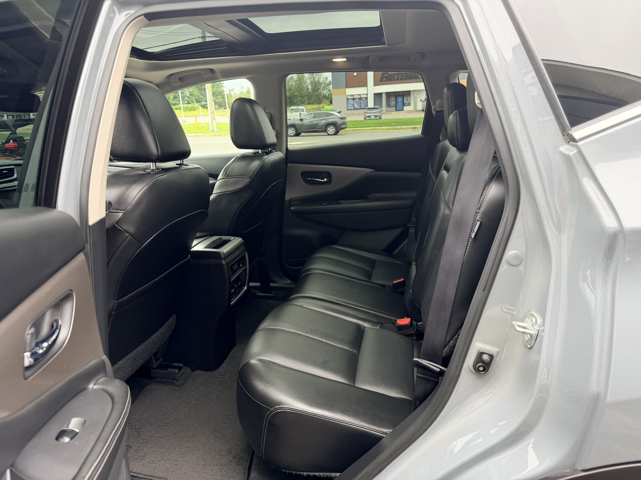 2023 NISSAN MURANO SL AWD ( PREVIOUS RENTAL ) WITH SUNROOF, LEATHER SEATS, HEATED SEATS, REAR VIEW CAMERA, REMOTE START, HEATED STEERING WHEEL, POWER TRUNK AND NAVIGATION!!