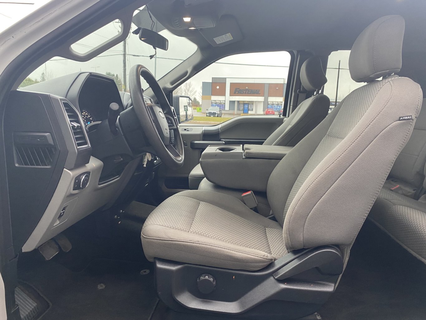 2018 FORD F 150 XTR SUPER CAB 6.5 FT BOX ( PREVIOUS RENTAL ) WITH TONNEAU COVER, BACK RACK AND REAR VIEW CAMERA!!