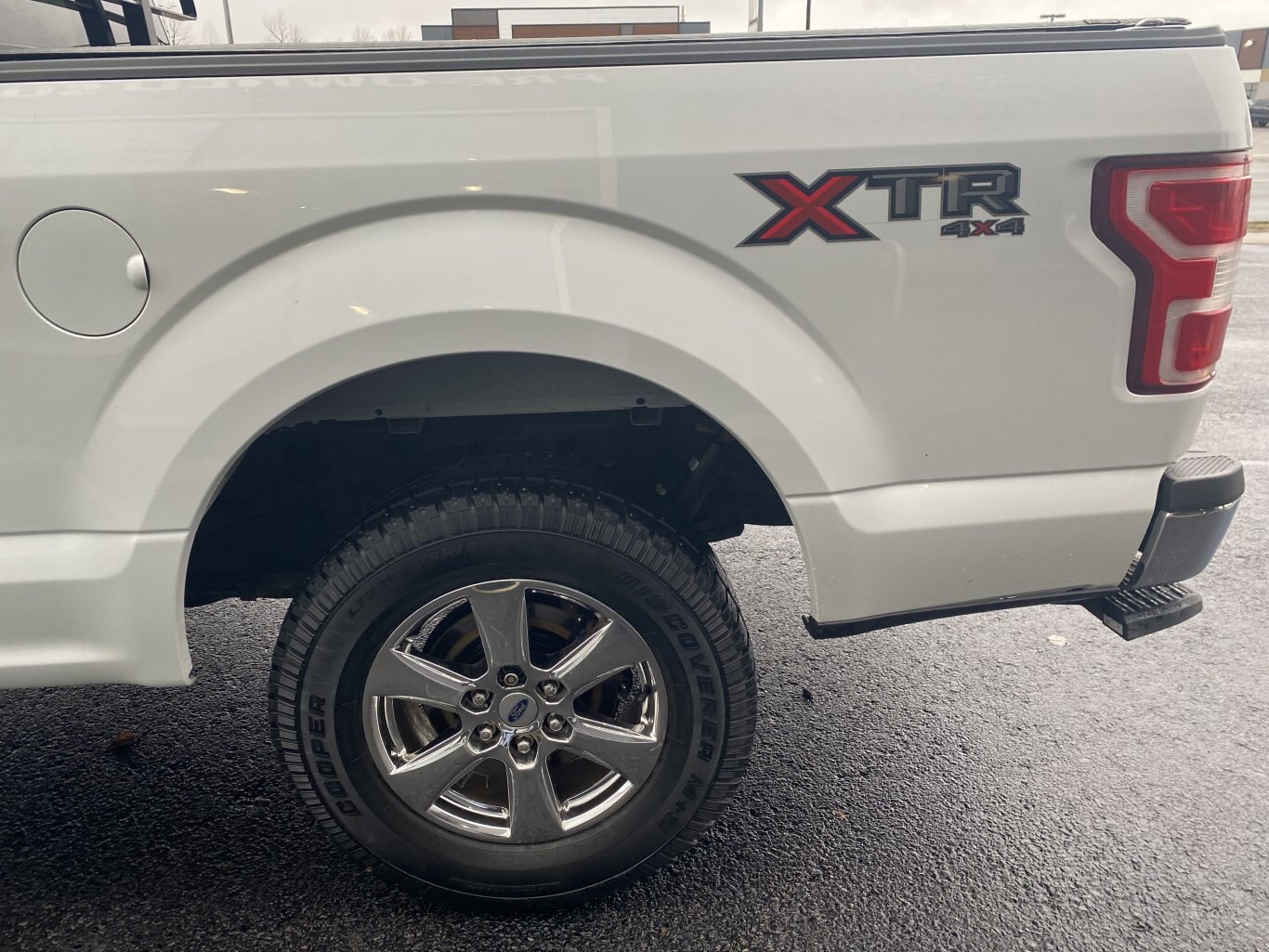 2018 FORD F 150 XTR SUPER CAB 6.5 FT BOX ( PREVIOUS RENTAL ) WITH TONNEAU COVER, BACK RACK AND REAR VIEW CAMERA!!