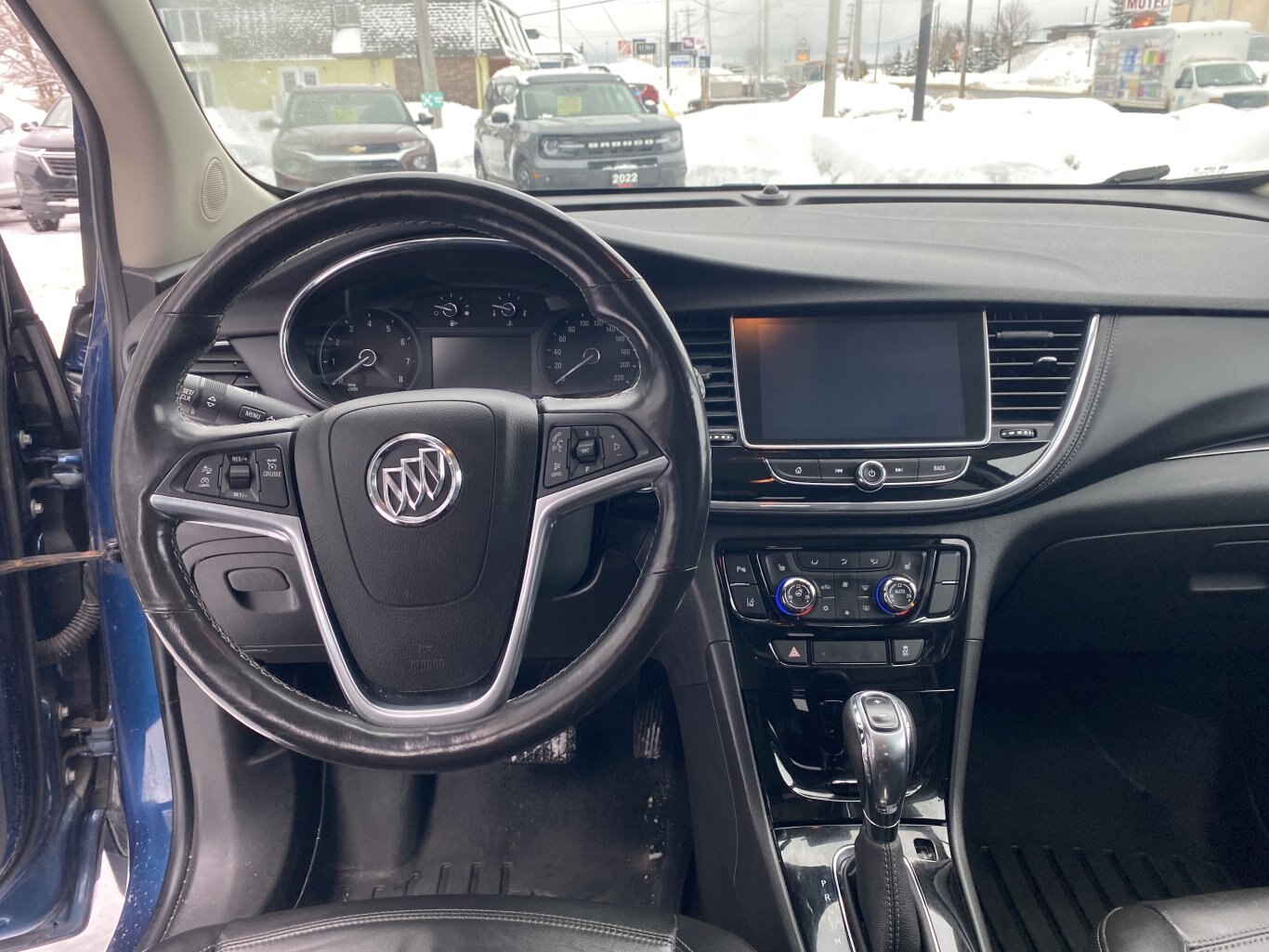 2019 BUICK ENCORE ESSENCE AWD W/LEATHER SEATS, SUNROOF, HEATED SEATS, REAR VIEW CAMERA, REMOTE START AND NAVIGATION!!