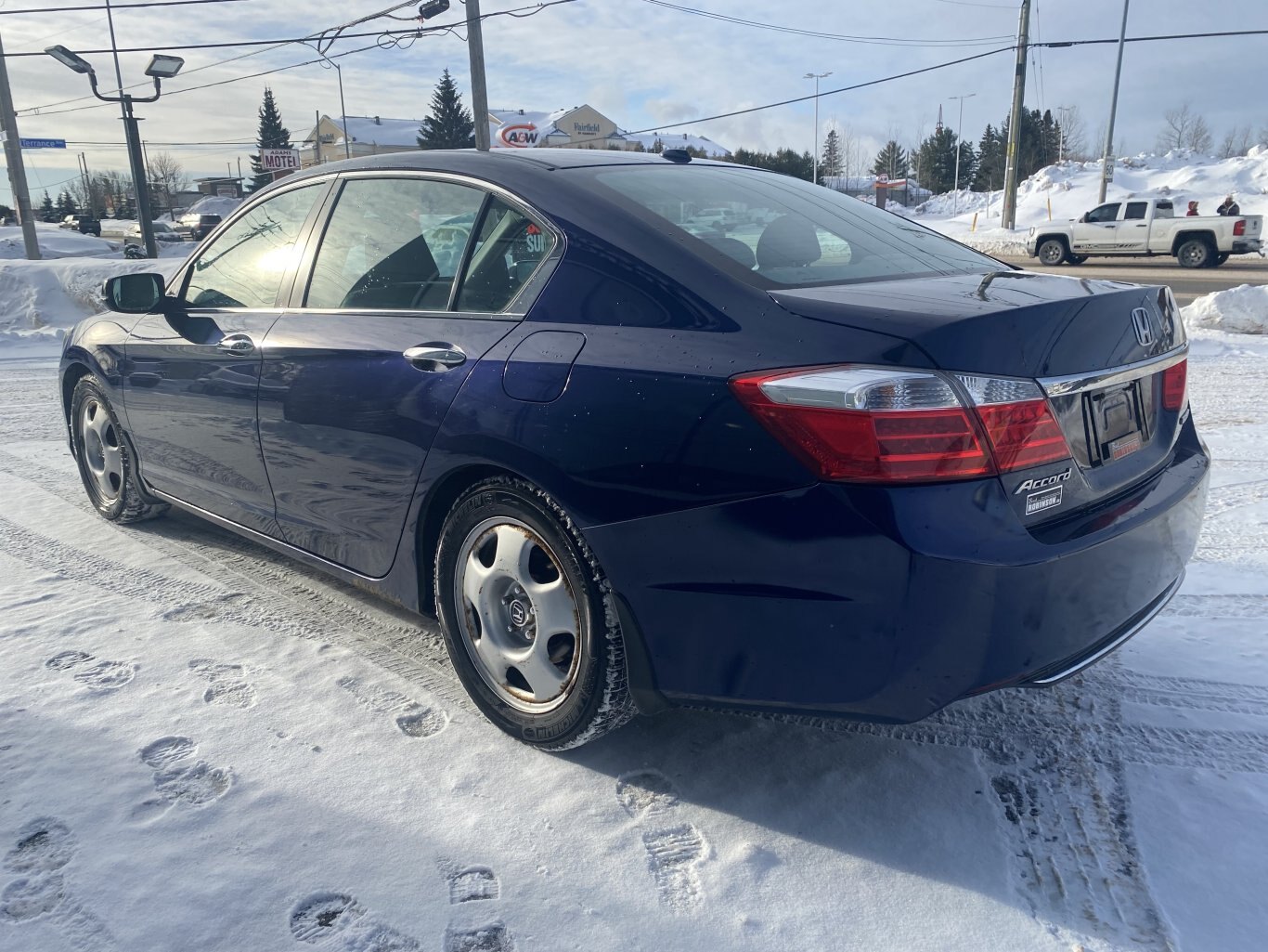 2015 HONDA ACCORD TOURING FWD WITH SUNROOF, LEATHER SEATS, HEATED SEATS AND REAR VIEW CAMERA!