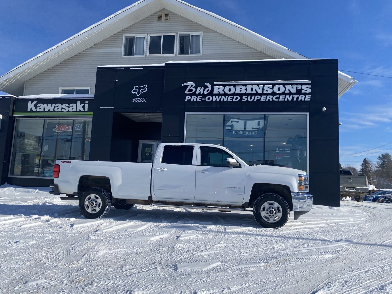 2018 CHEVROLET SILVERADO 2500HD LT 4X4 CREW CAB 8FT BOX WITH REAR VIEW CAMERA!!